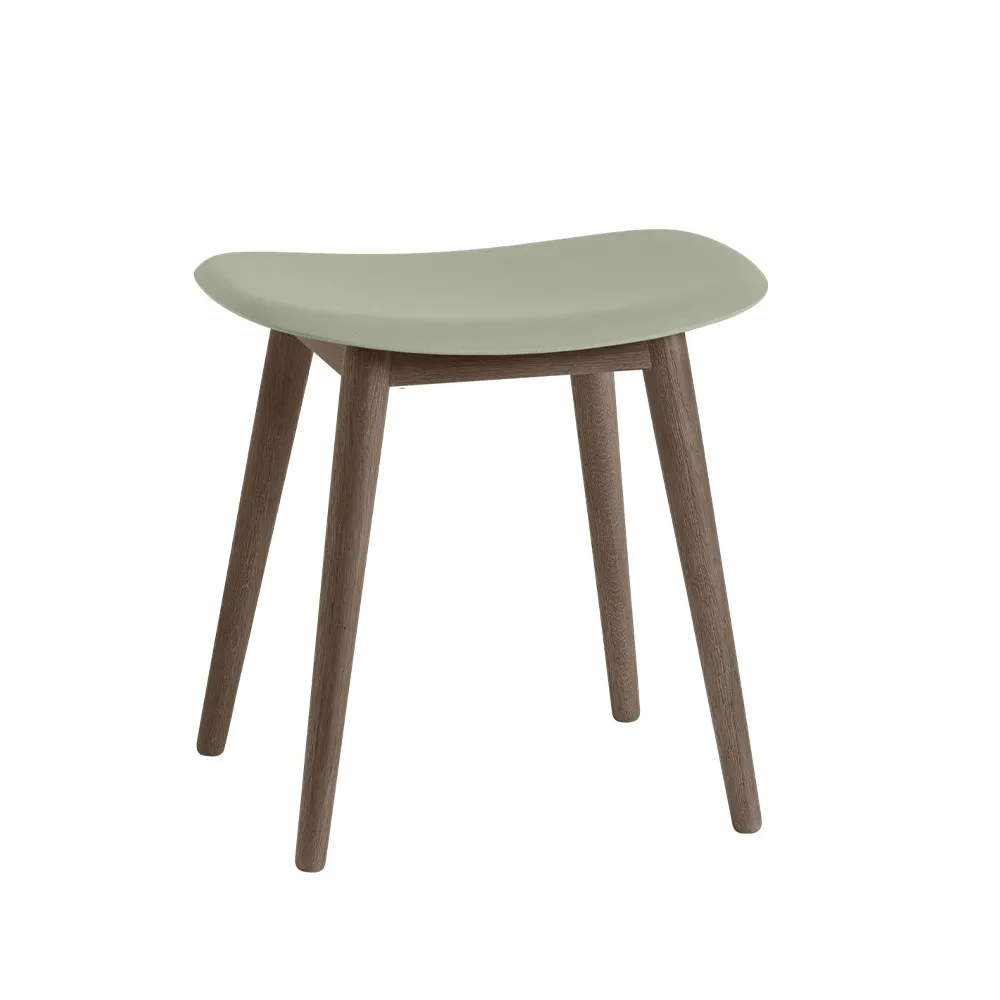 Tabouret Fiber, dusty green, pieds en bois lasuré marron foncé Muuto