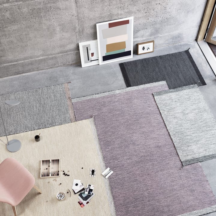 Tapis en laine Ply 85x140 cm, gris foncé Muuto