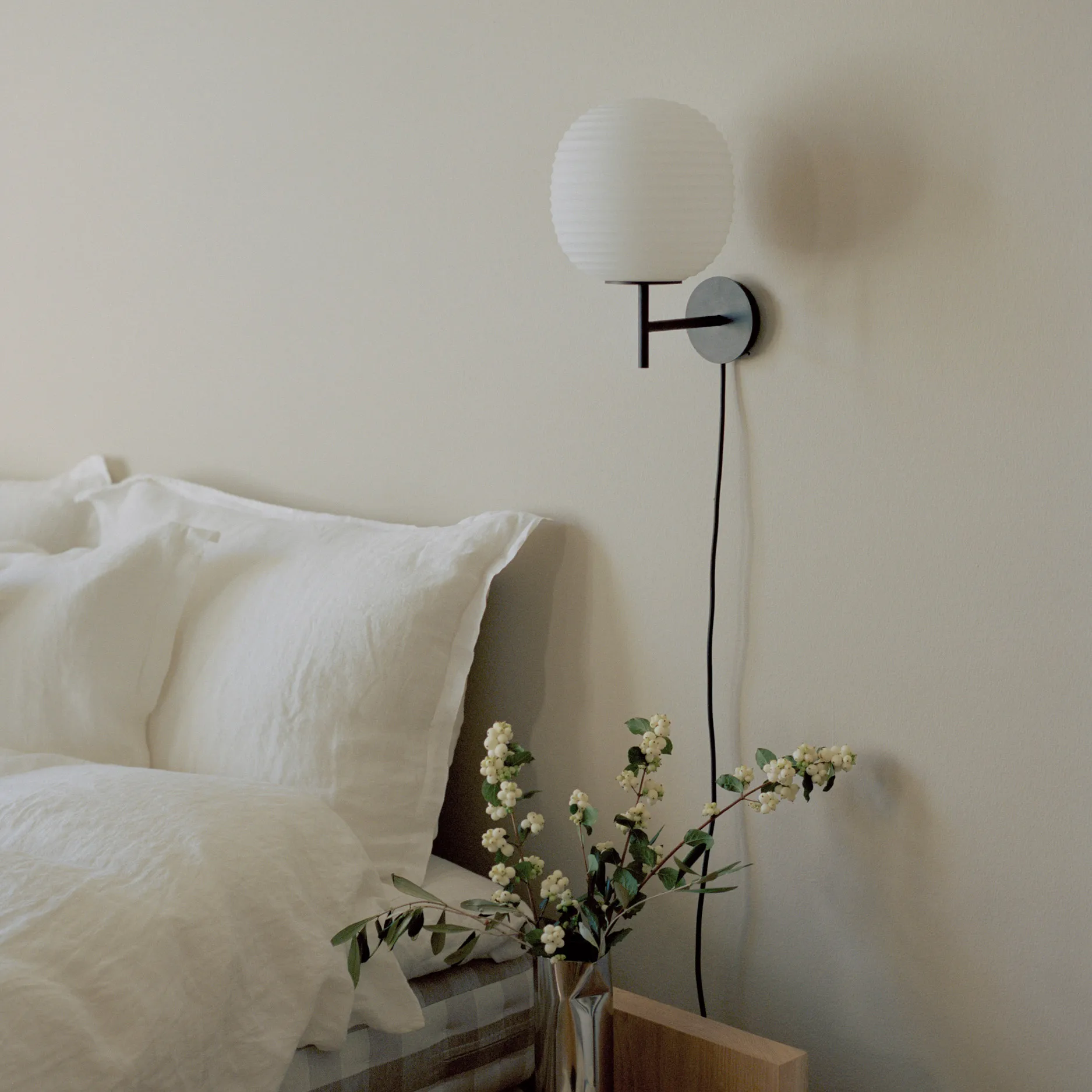 Applique murale Lantern small, Frosted white opal glass New Works