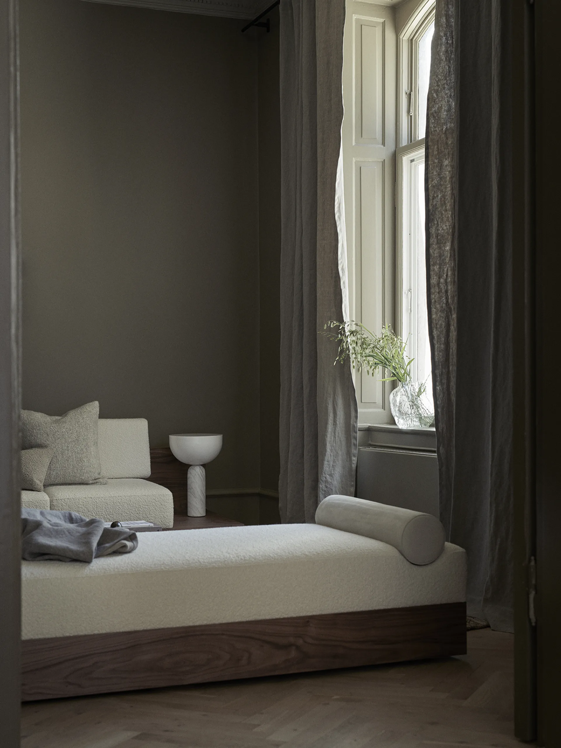 Divan Mass 200x75x51 cm, Karakorum ivory 001-walnut New Works