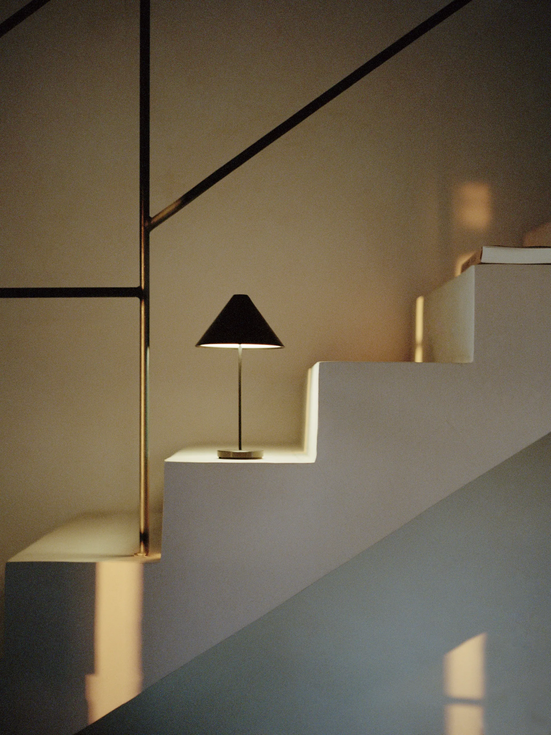 Lampe de table Brolly portable, Steel black New Works