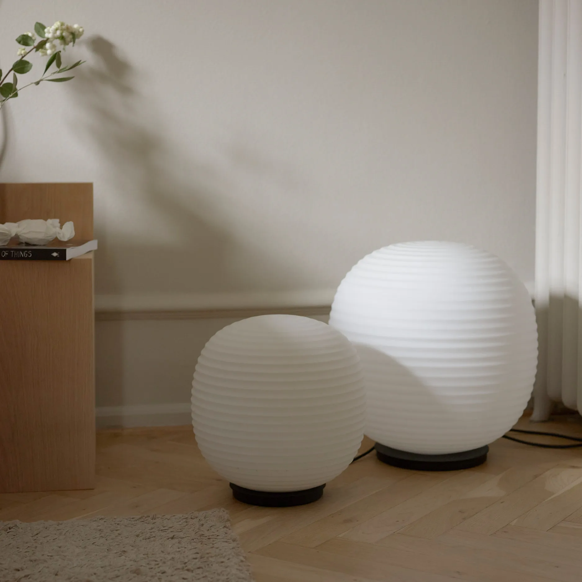 Lampe de table Lantern Globe moyen, Frosted white opal glass New Works