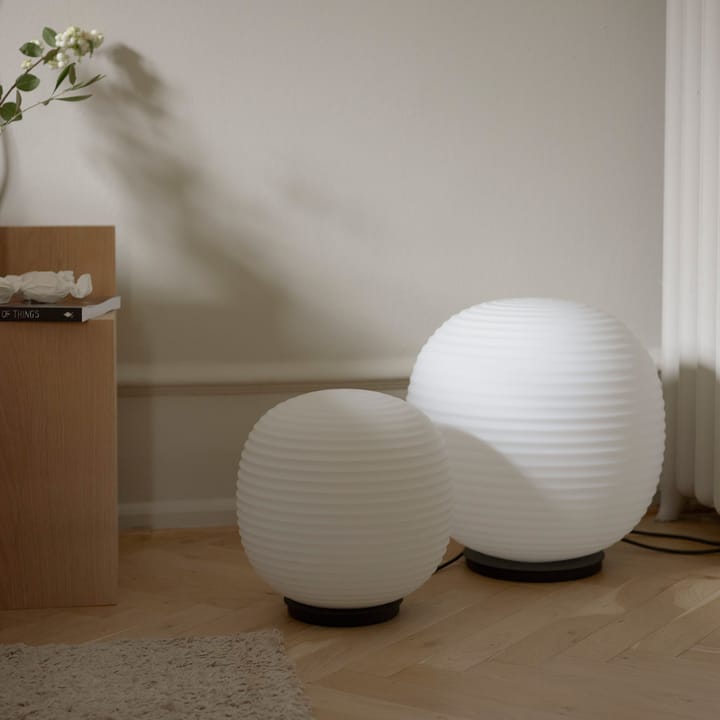 Lampe de table Lantern Globe moyen - Frosted white opal glass - New Works