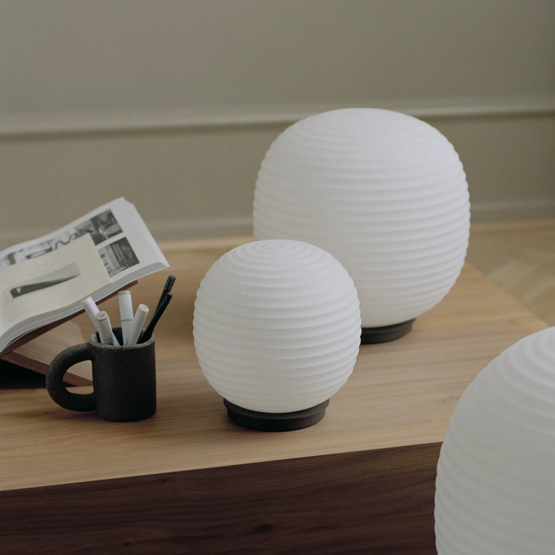 Lampe de table Lantern Globe moyen, Frosted white opal glass New Works