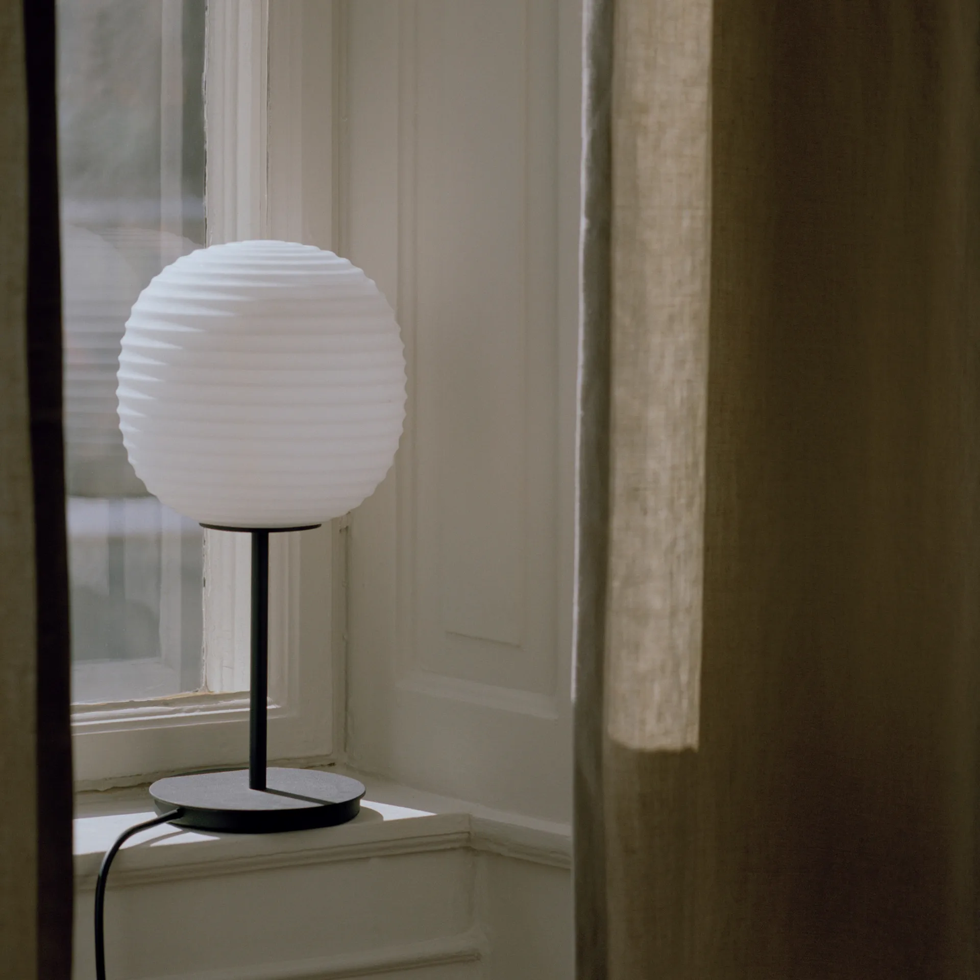Lampe de table Lantern small, Frosted white opal glass New Works