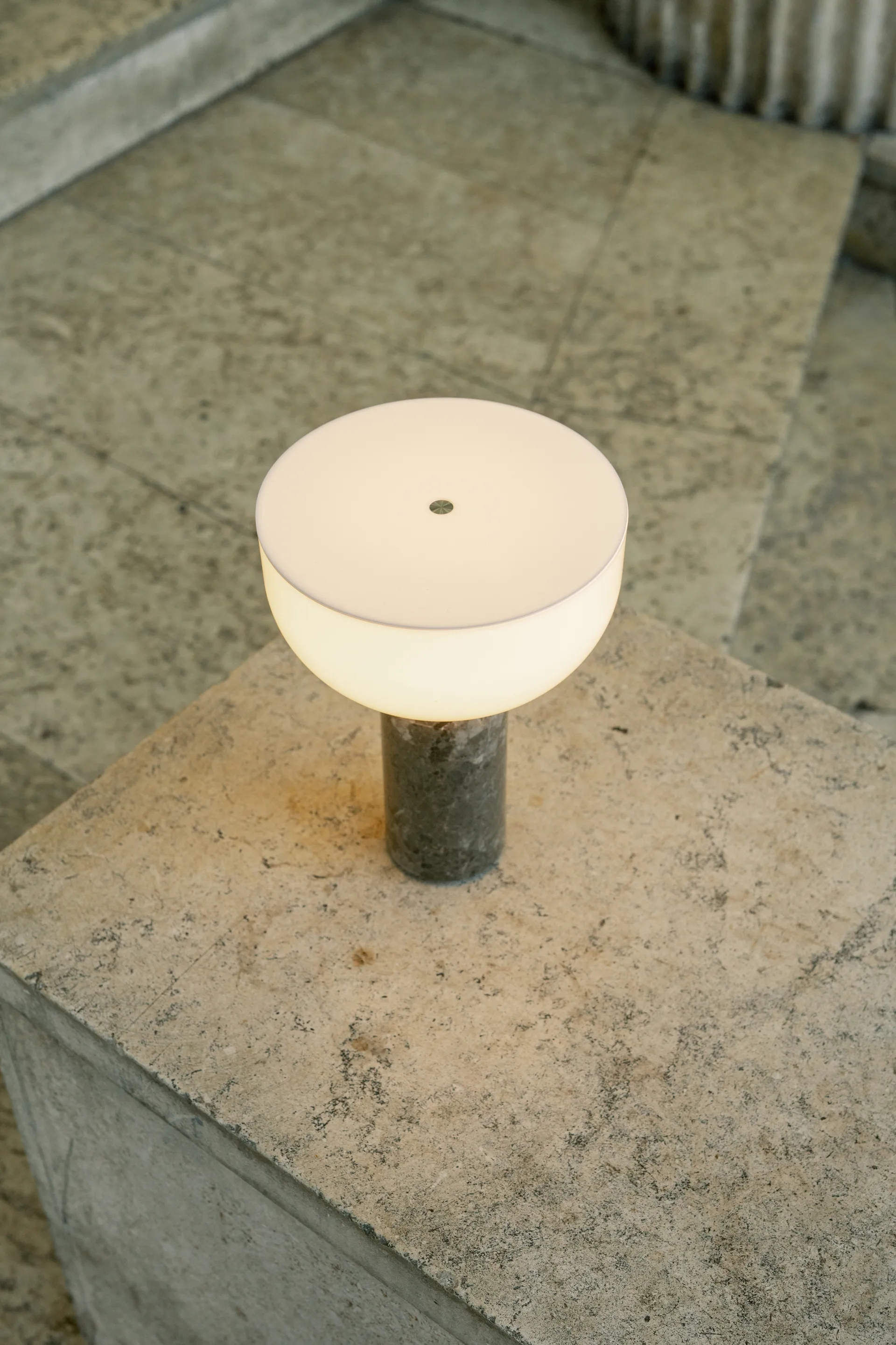 Lampe de table portable Kizu, Gris du marais New Works