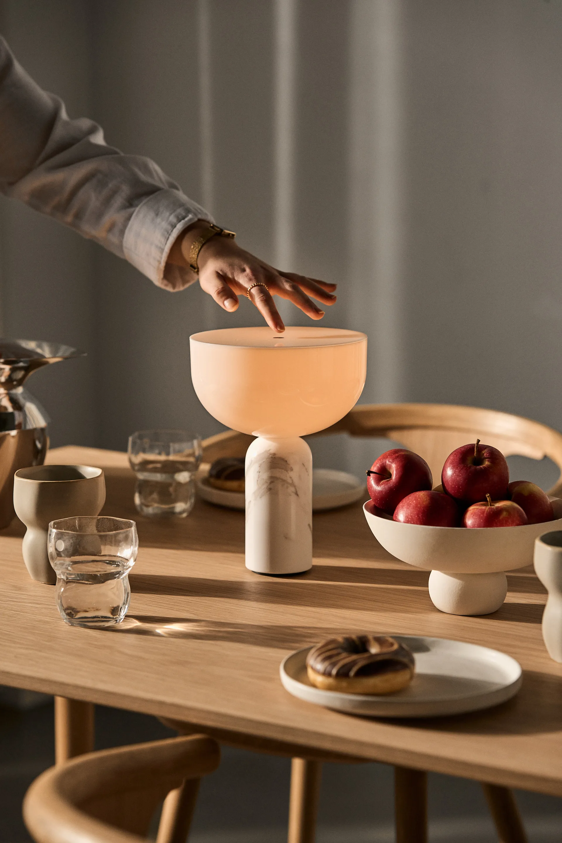 Lampe de table portable Kizu, White marble New Works