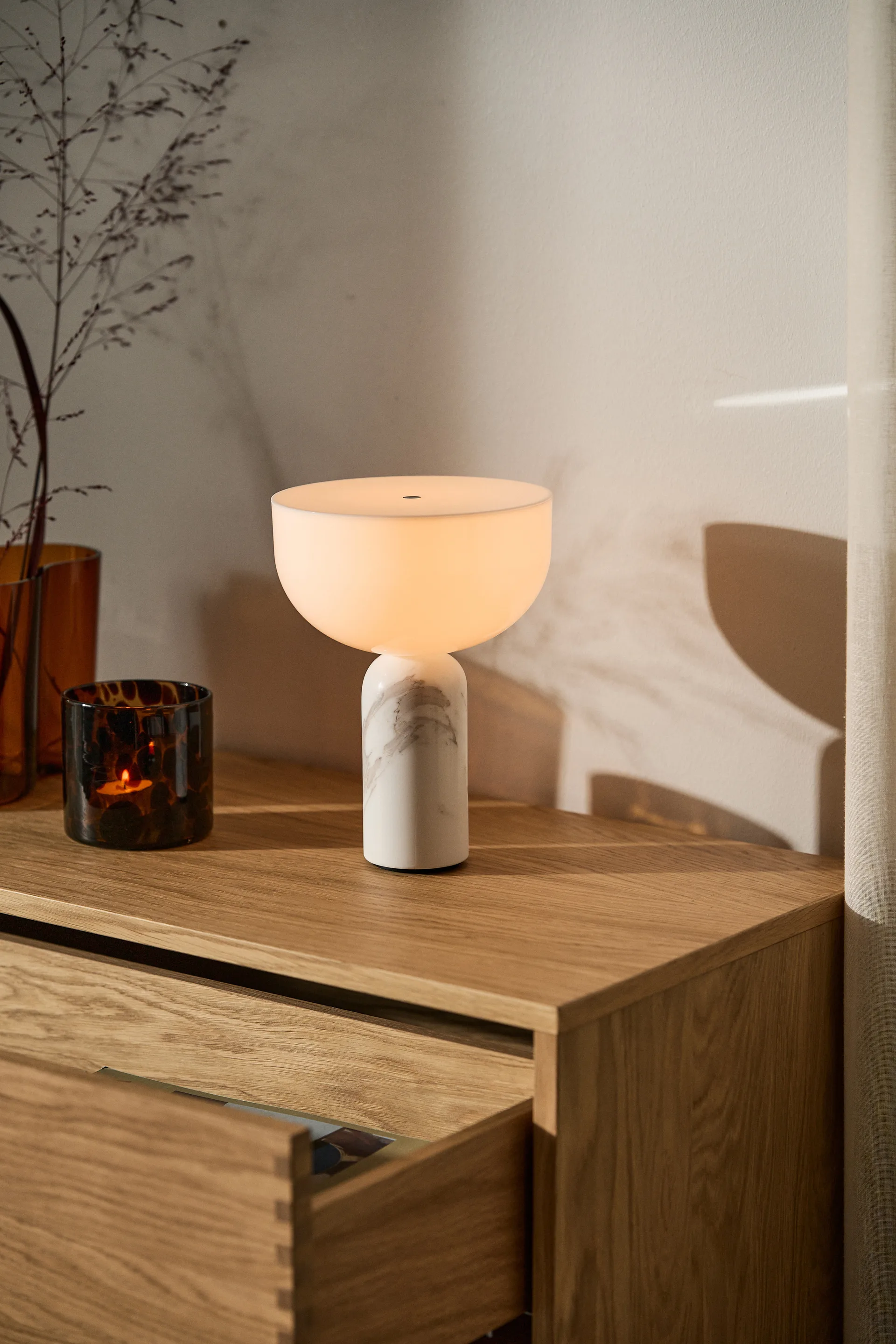 Lampe de table portable Kizu, White marble New Works