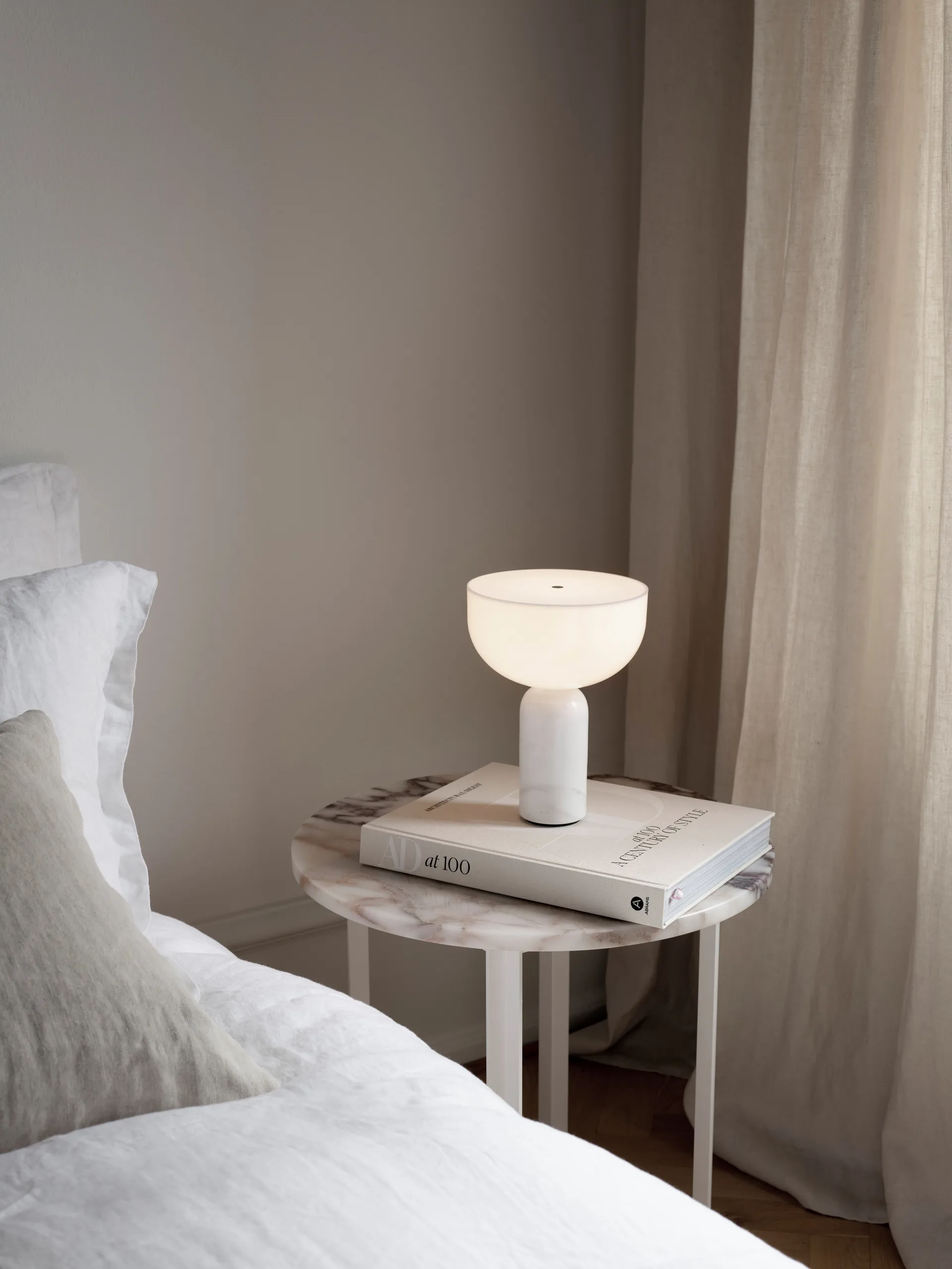 Lampe de table portable Kizu, White marble New Works