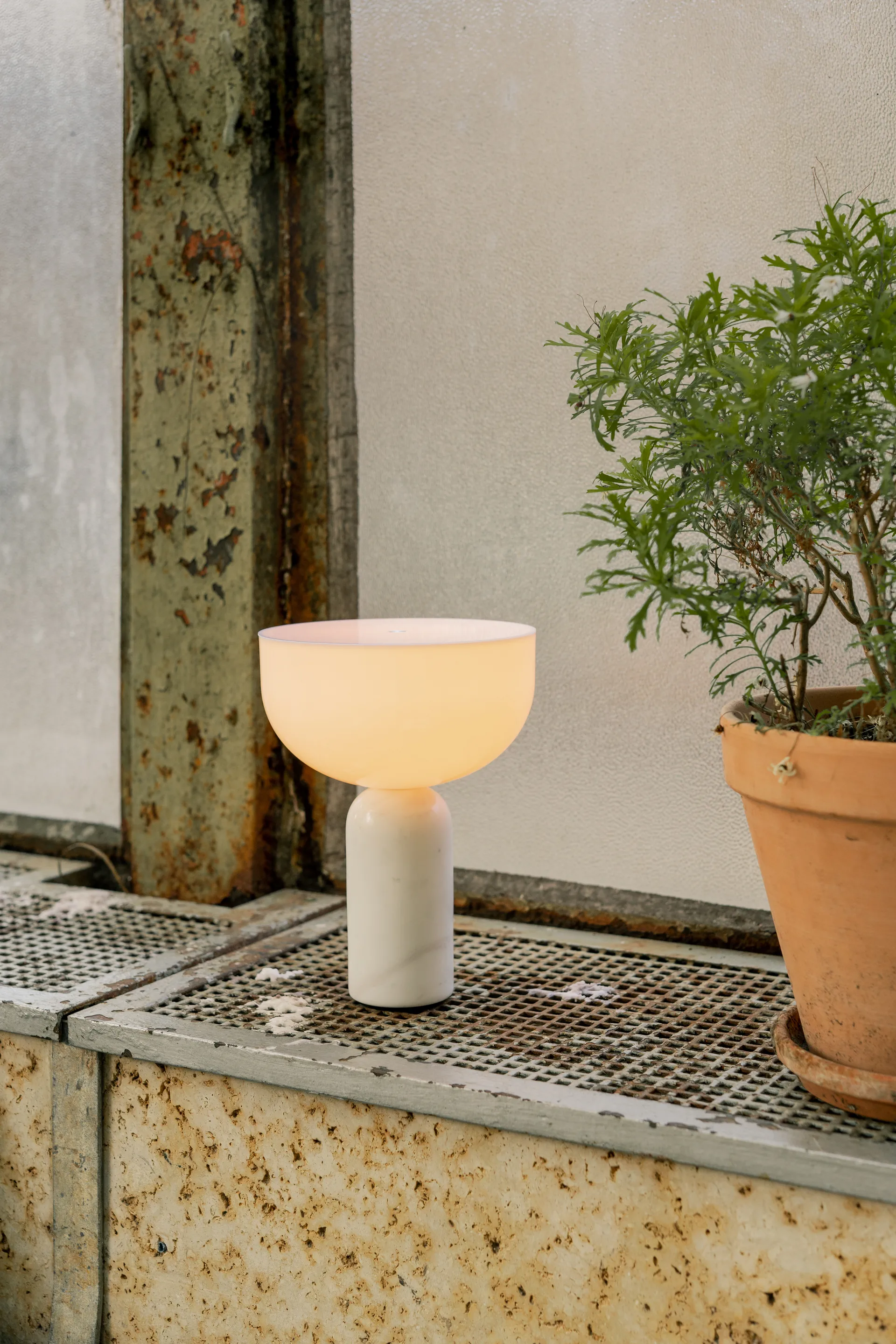 Lampe de table portable Kizu, White marble New Works