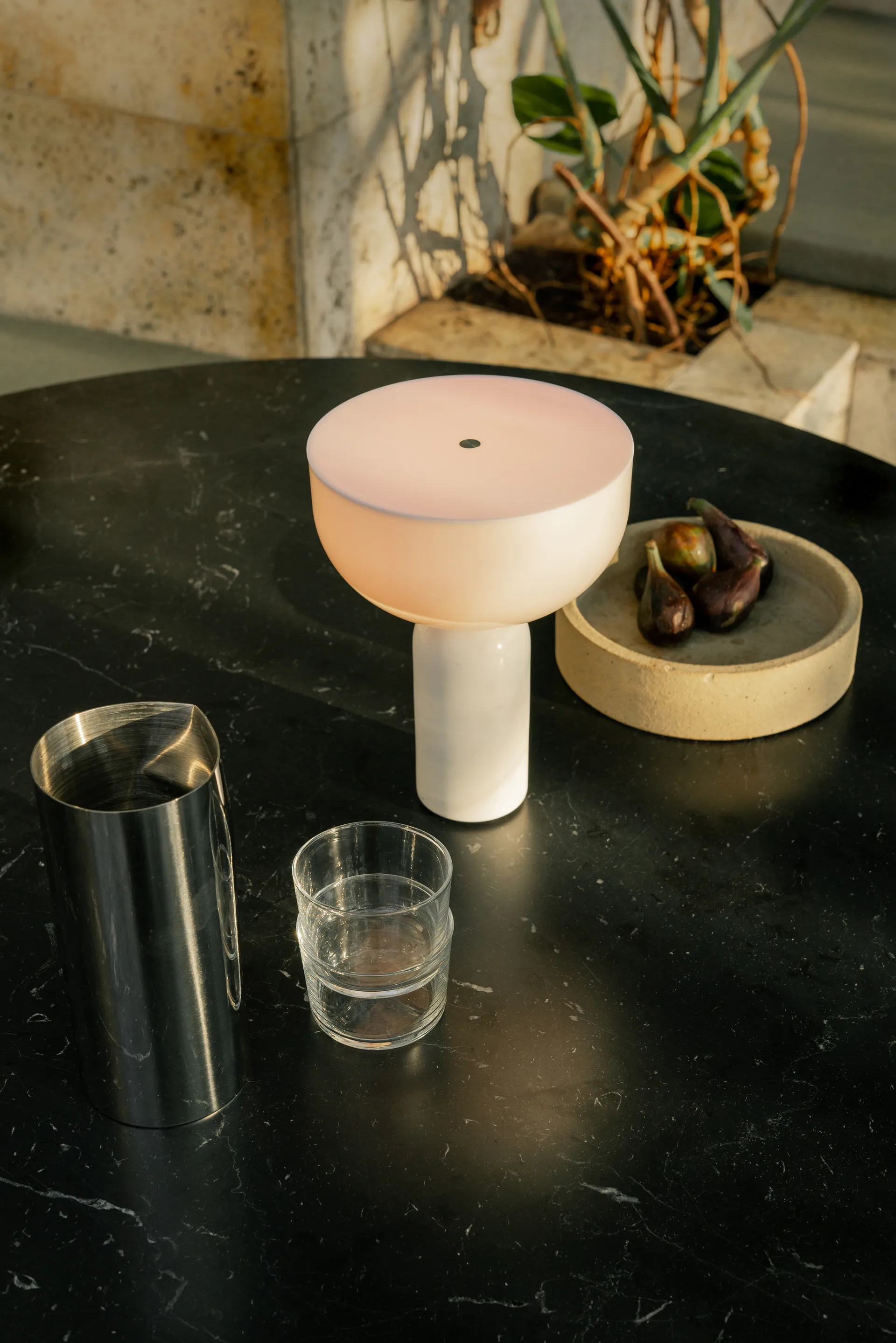 Lampe de table portable Kizu, White marble New Works