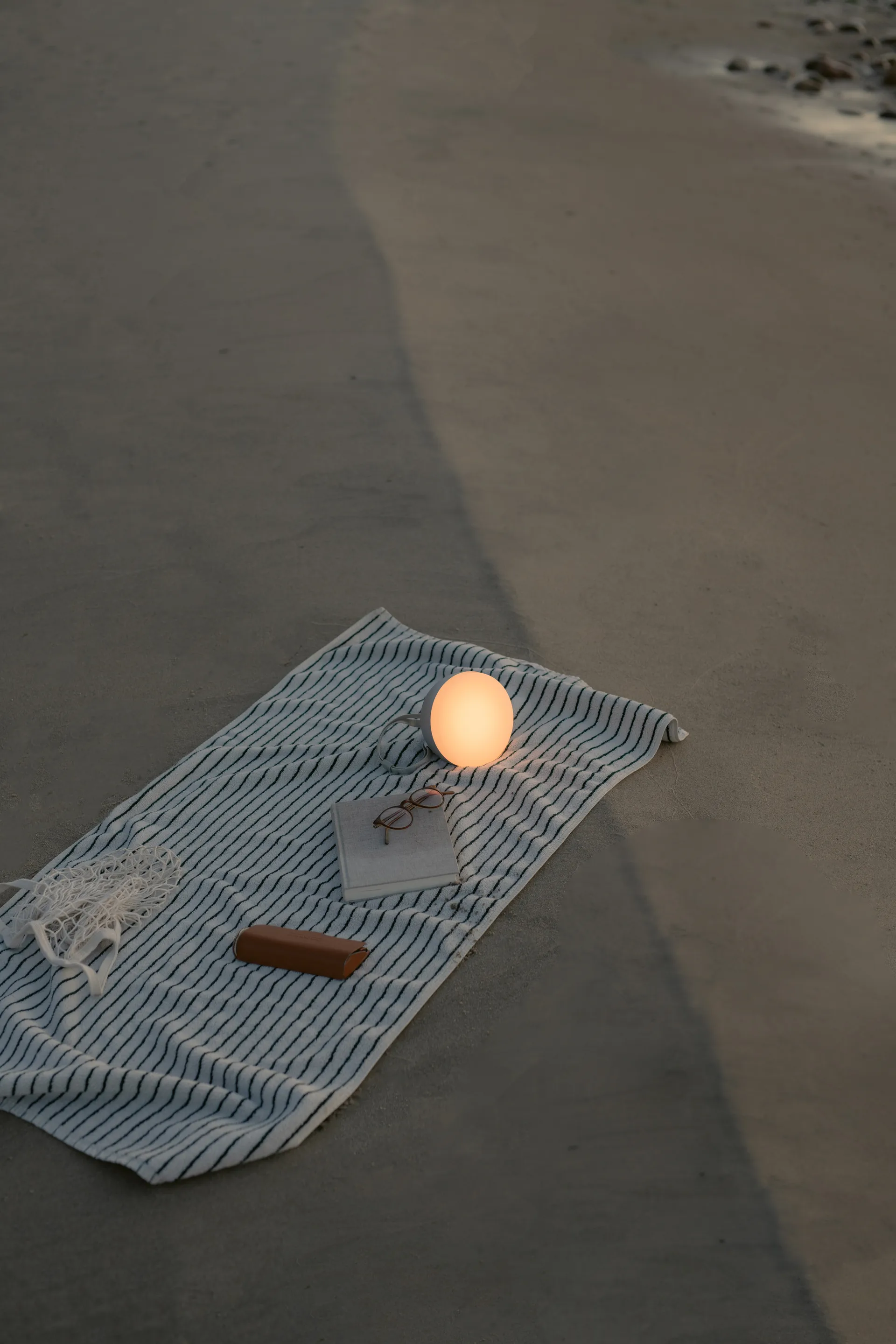 Lampe portable Sphere, Warm grey New Works