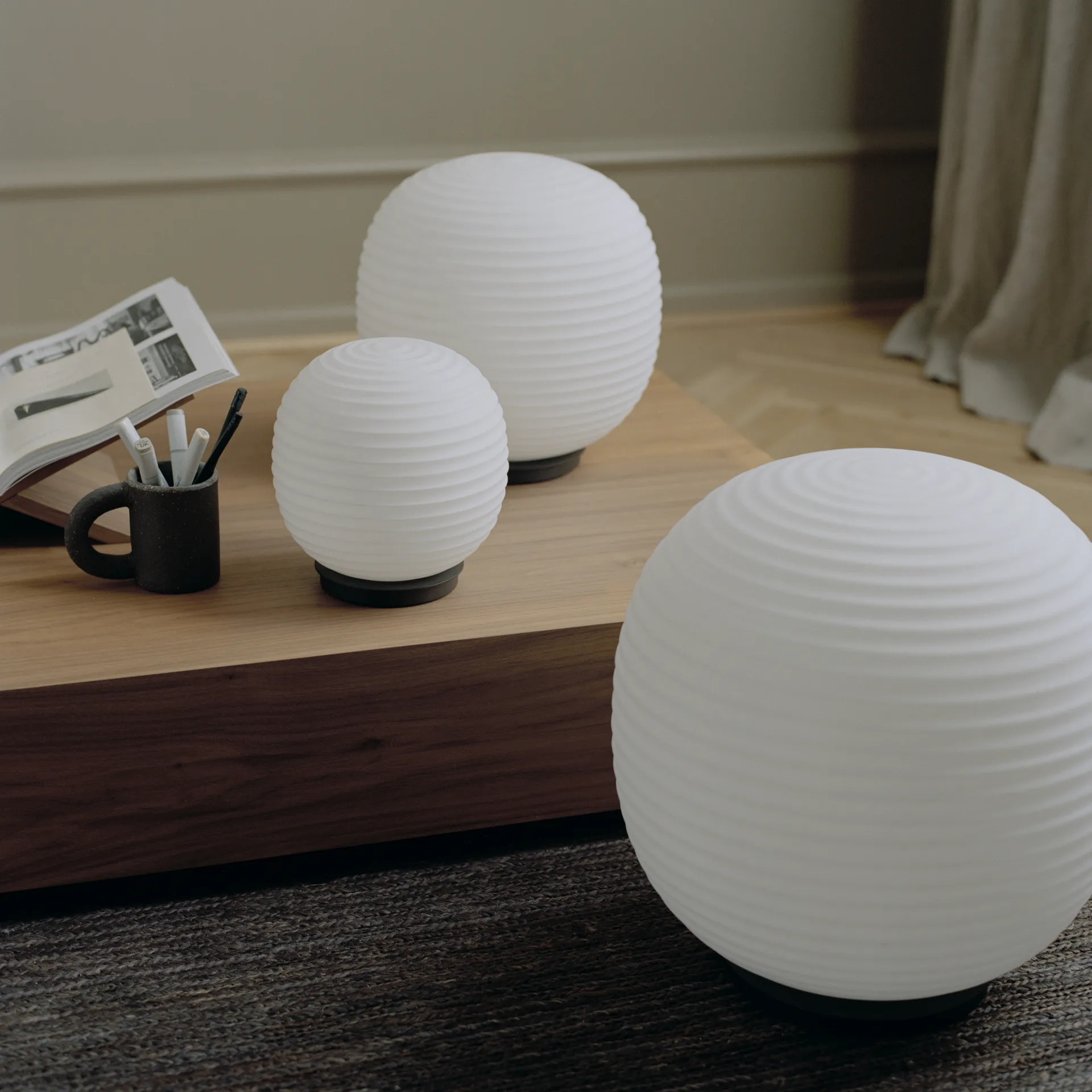 Lampe sur pied Lantern Globe large, Frosted white opal glass New Works