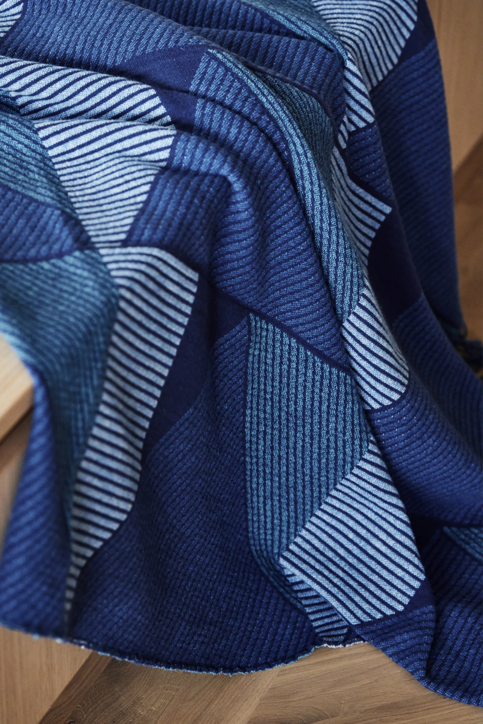 Metric focus No. 3 plaid en coton 130x185 cm, Bleu NJRD