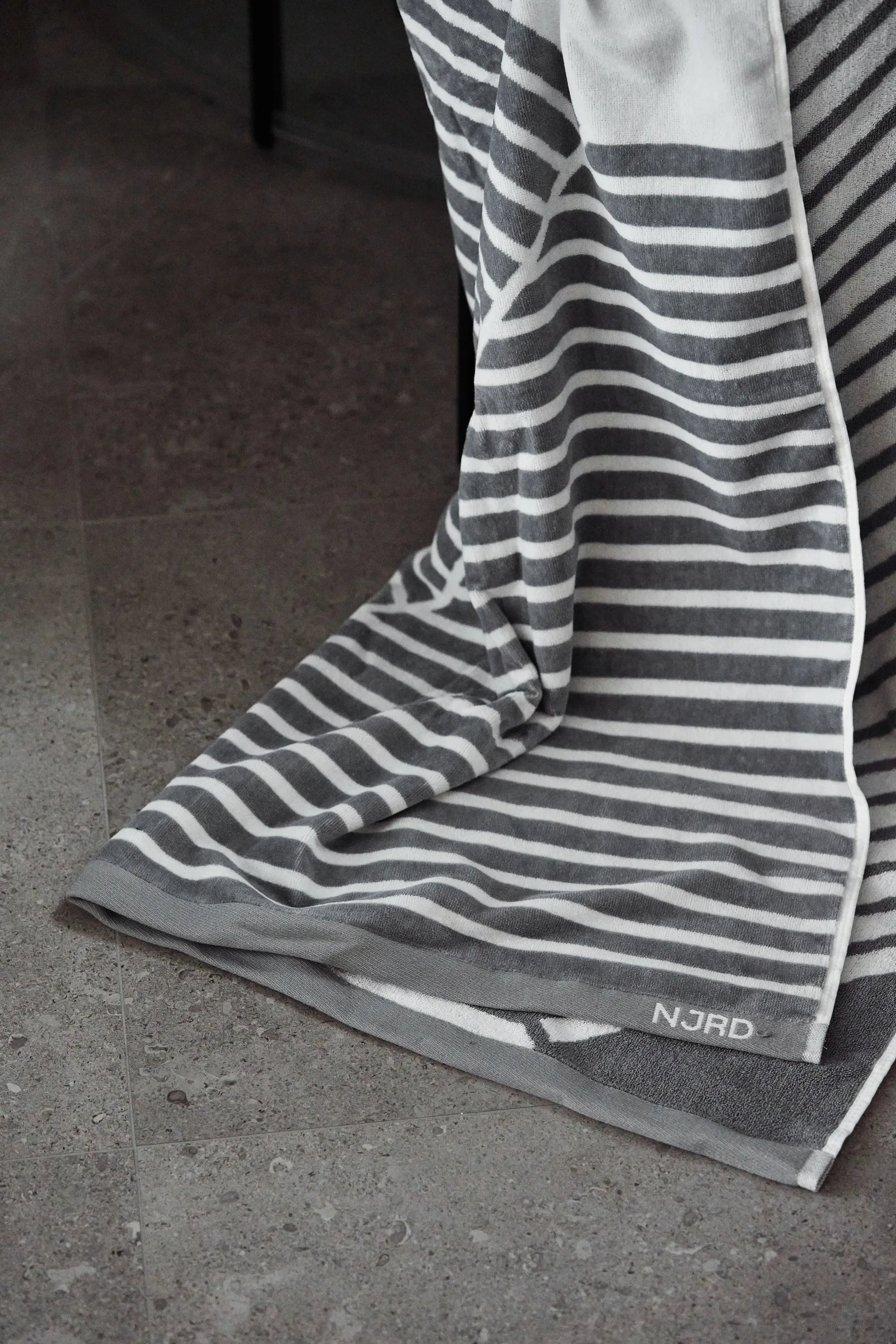 Serviette de bain rayée 100x150 cm, Gris NJRD