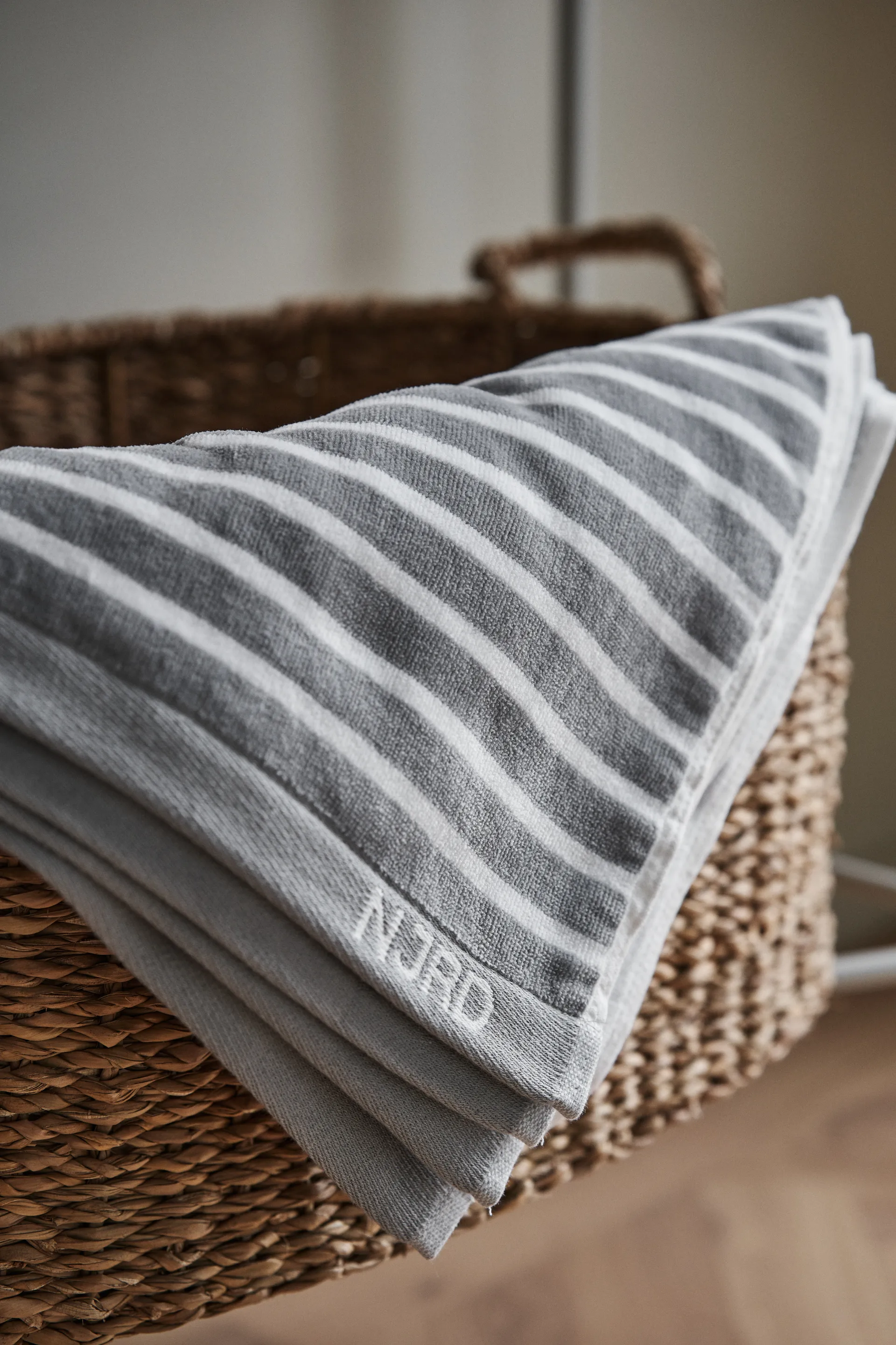 Serviette Stripes 70x140 cm , Gris NJRD
