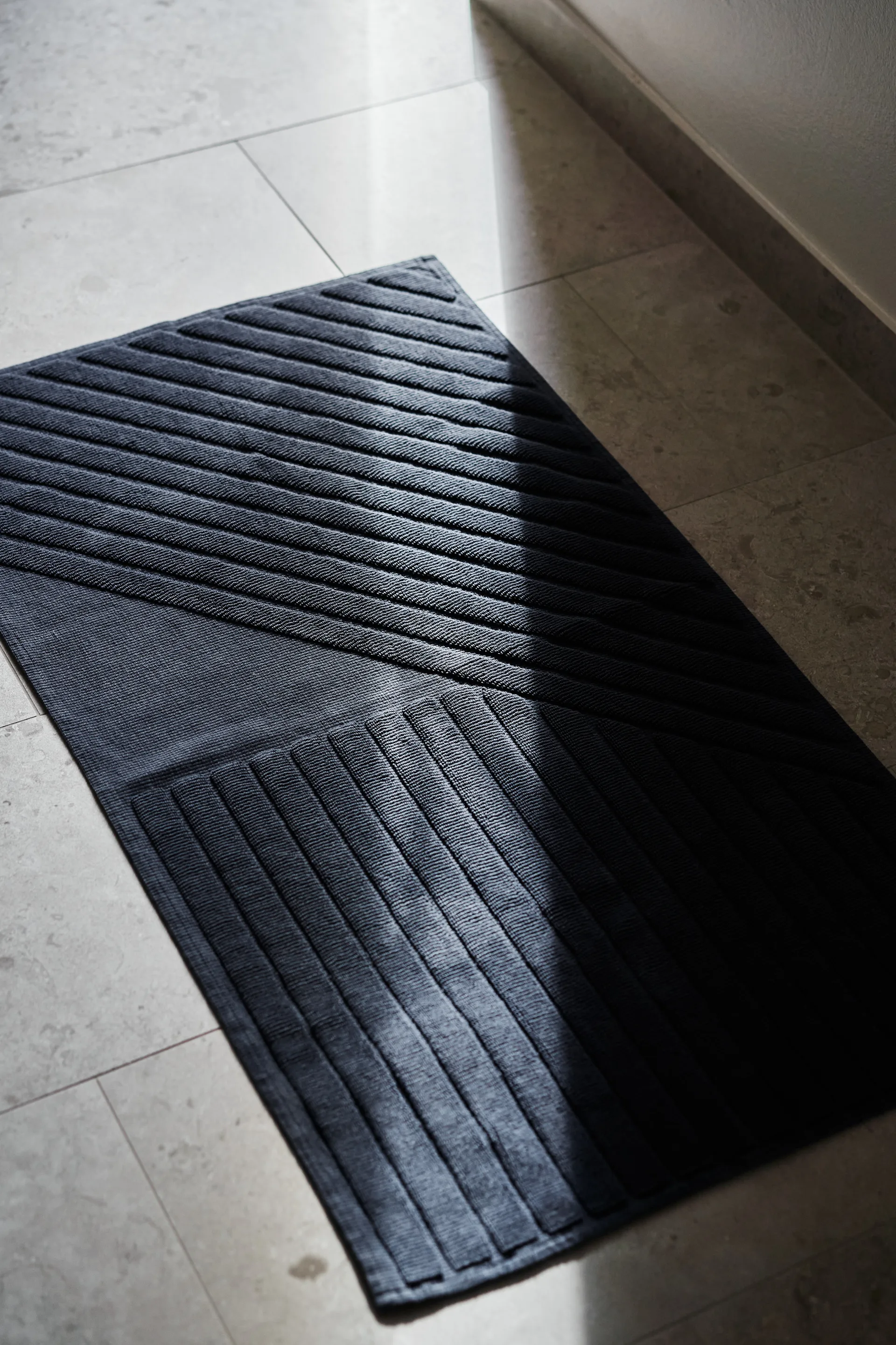 Tapis de salle de bain Stripes 50x90 cm, Bleu NJRD