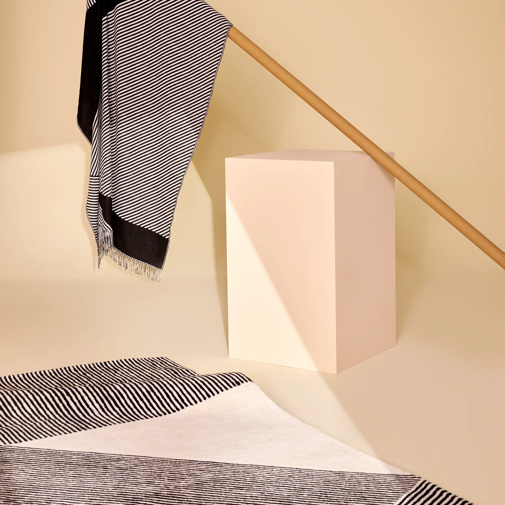 Tapis en laine Stripes blanc nature, 200x300 cm NJRD