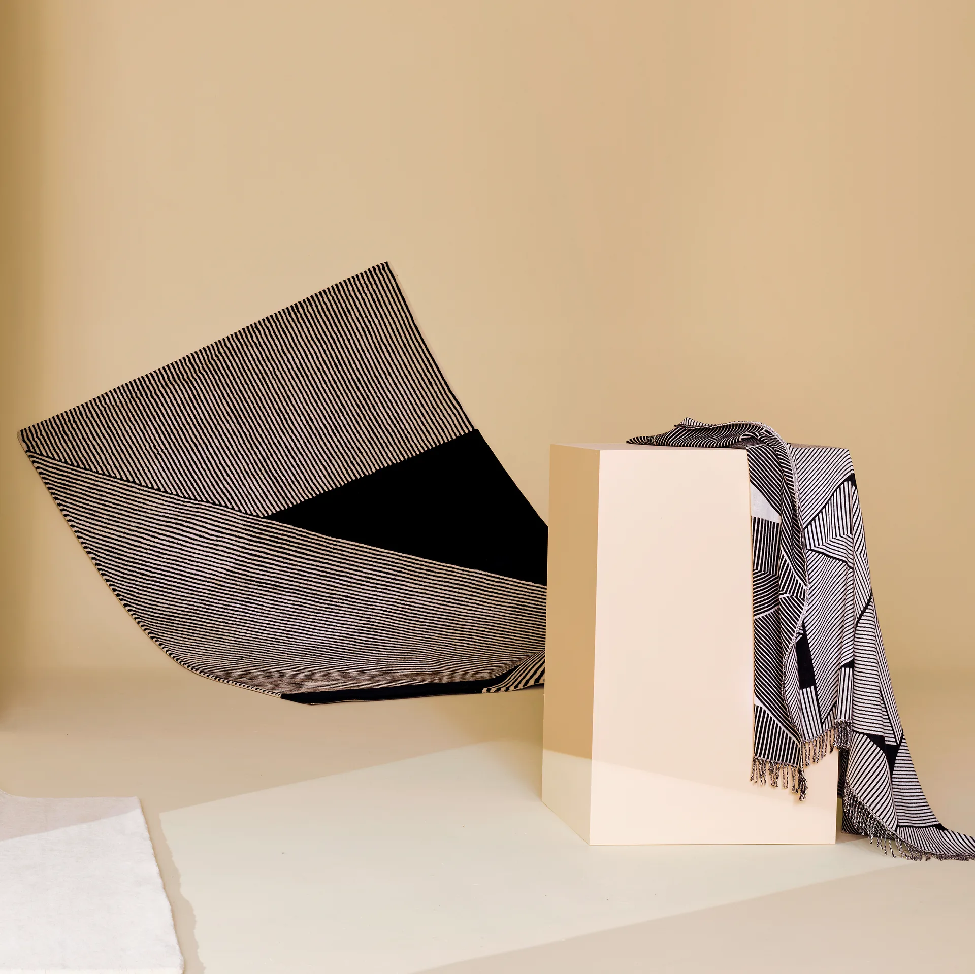 Tapis en laine Stripes noir, 170x240 cm NJRD