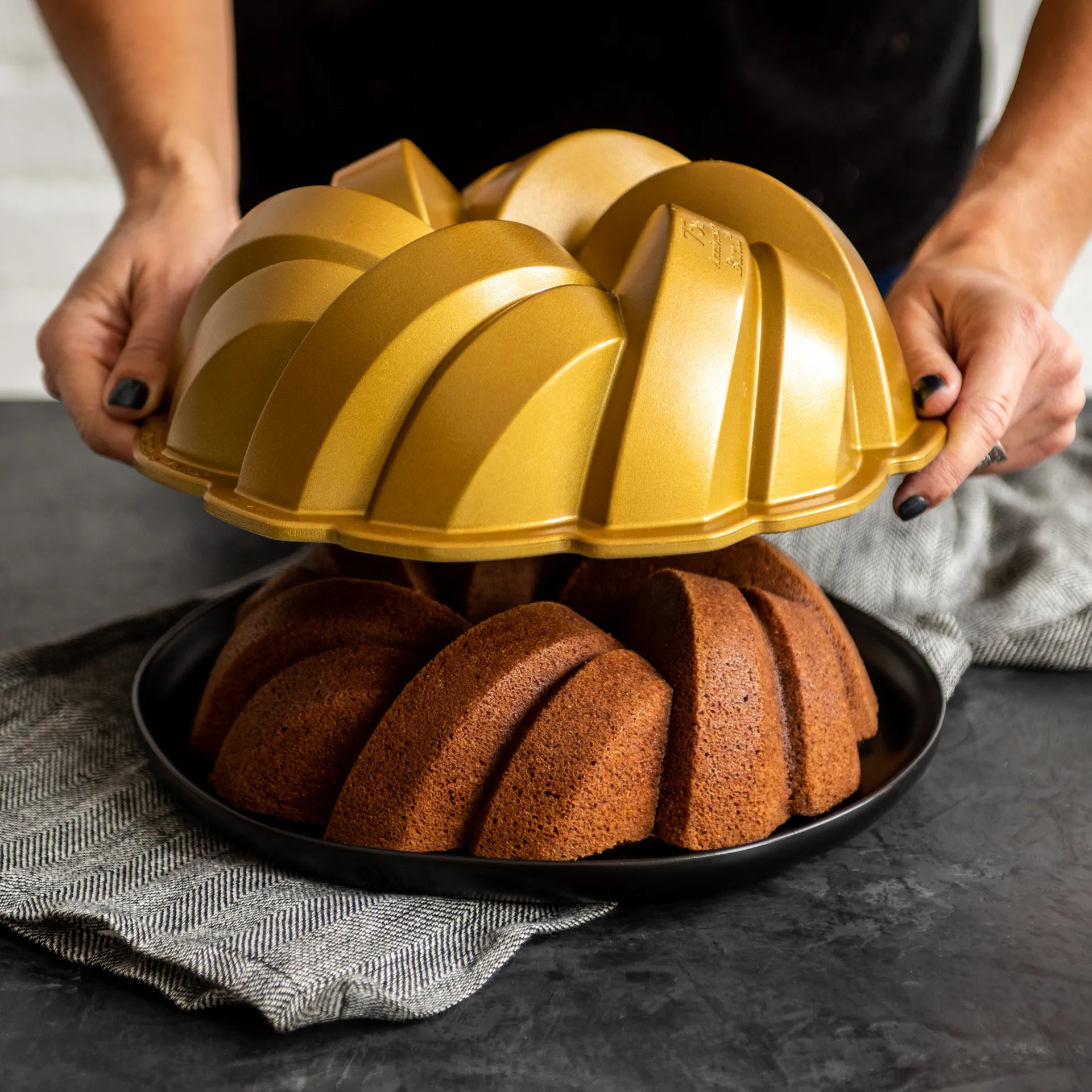 Nordic Ware 75th Anniversary moule à gâteau bundt tressé, 2,4 L Nordic Ware