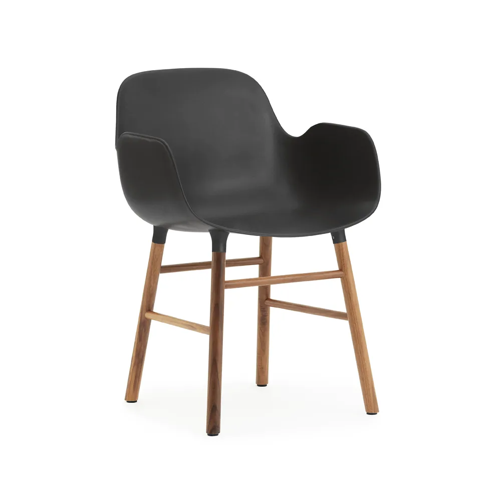 Chaise avec accoudoirs Form, black, pieds en noyer Normann Copenhagen