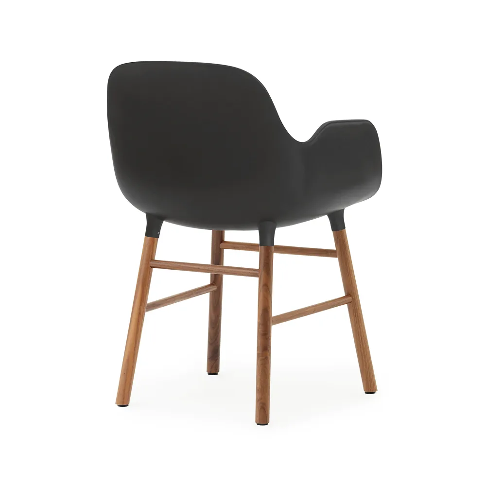Chaise avec accoudoirs Form, black, pieds en noyer Normann Copenhagen
