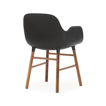 Chaise avec accoudoirs Form - black, pieds en noyer - Normann Copenhagen