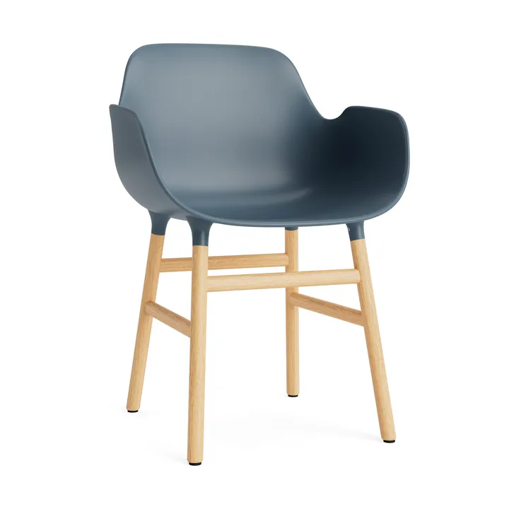 Chaise avec accoudoirs Form - blue, pieds en chêne - Normann Copenhagen