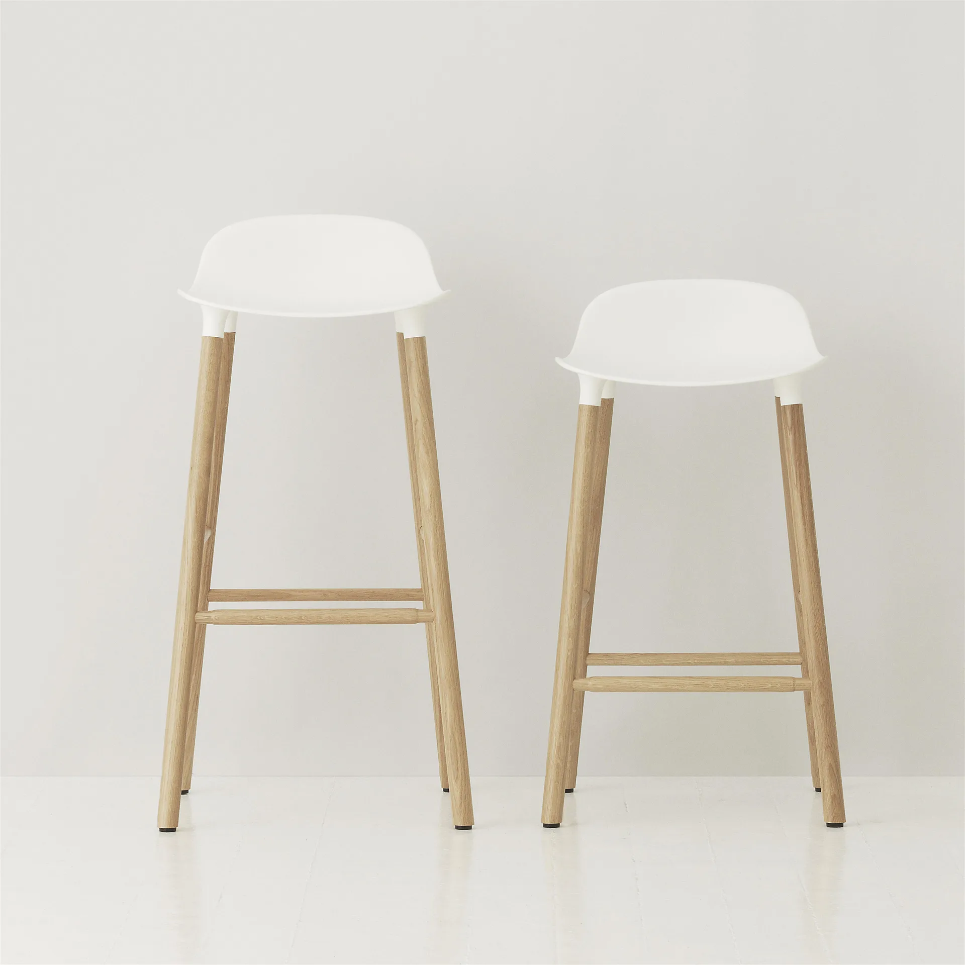 Chaise de bar Form Chair pieds en chêne, blanc Normann Copenhagen