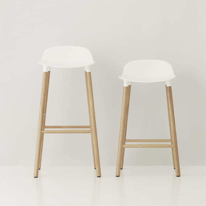 Chaise de bar Form Chair pieds en chêne - blanc - Normann Copenhagen