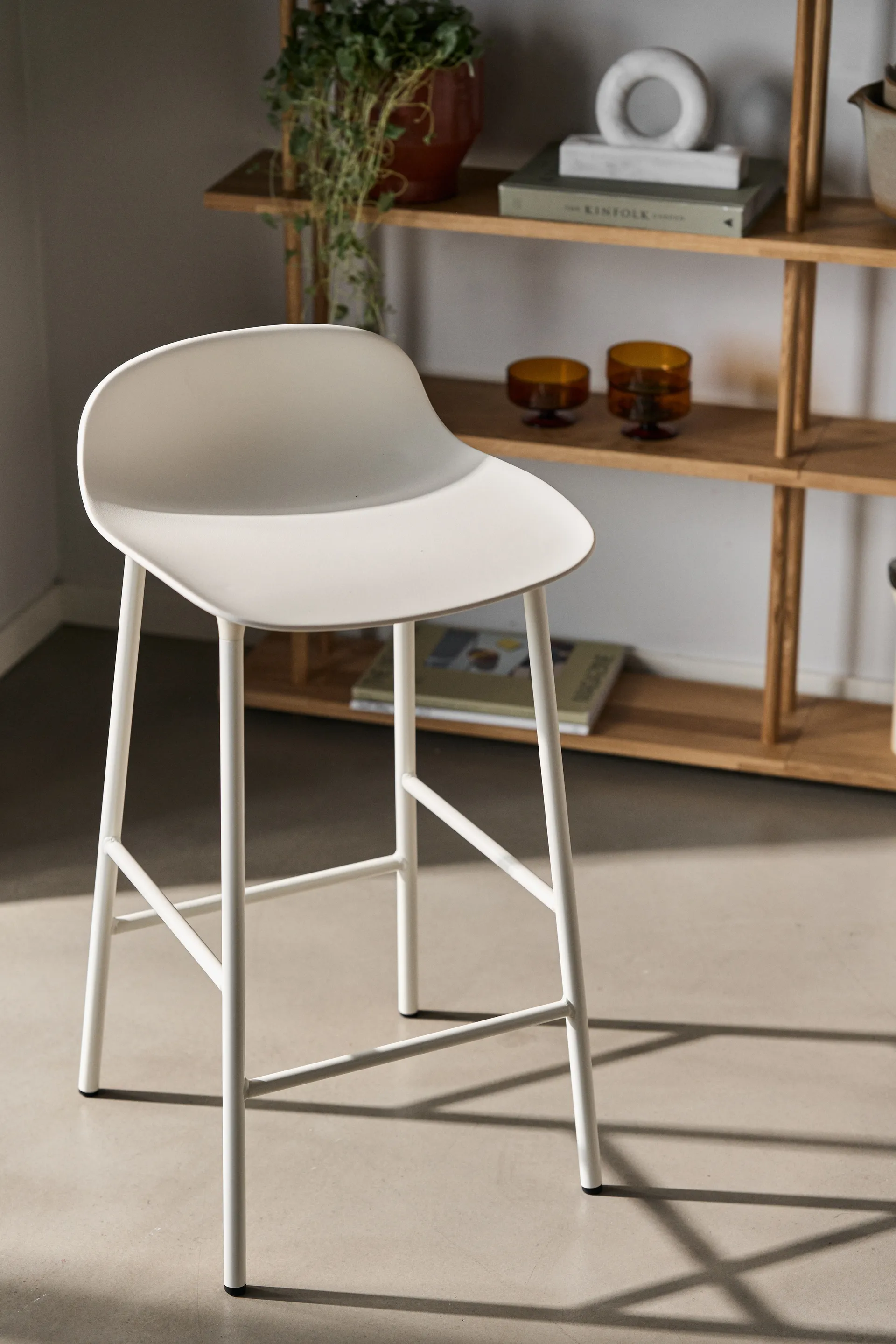 Chaise de bar Form Chair pieds en métal, blanc Normann Copenhagen