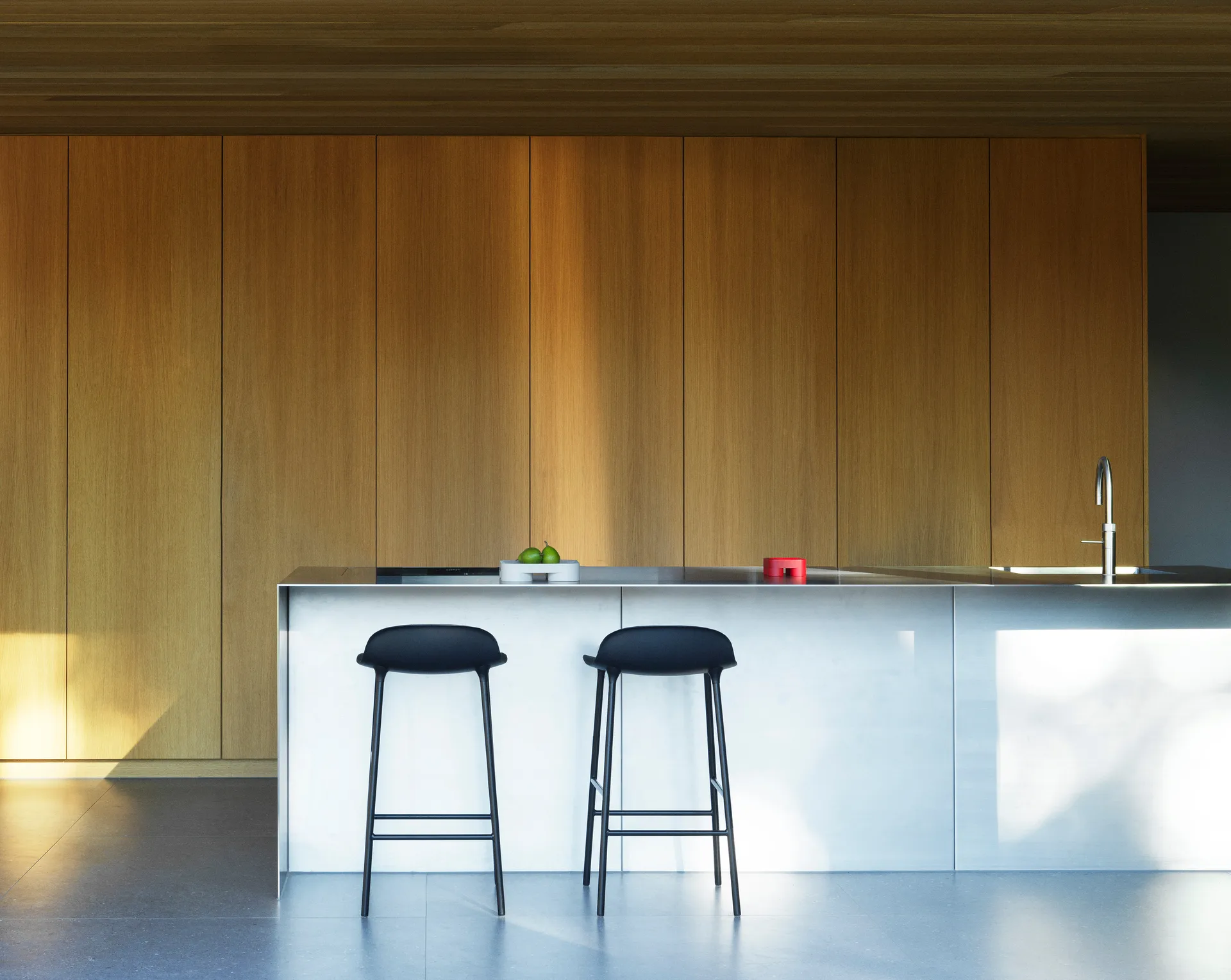 Chaise de bar Form Chair pieds métal, Noir, lot de 2 Normann Copenhagen