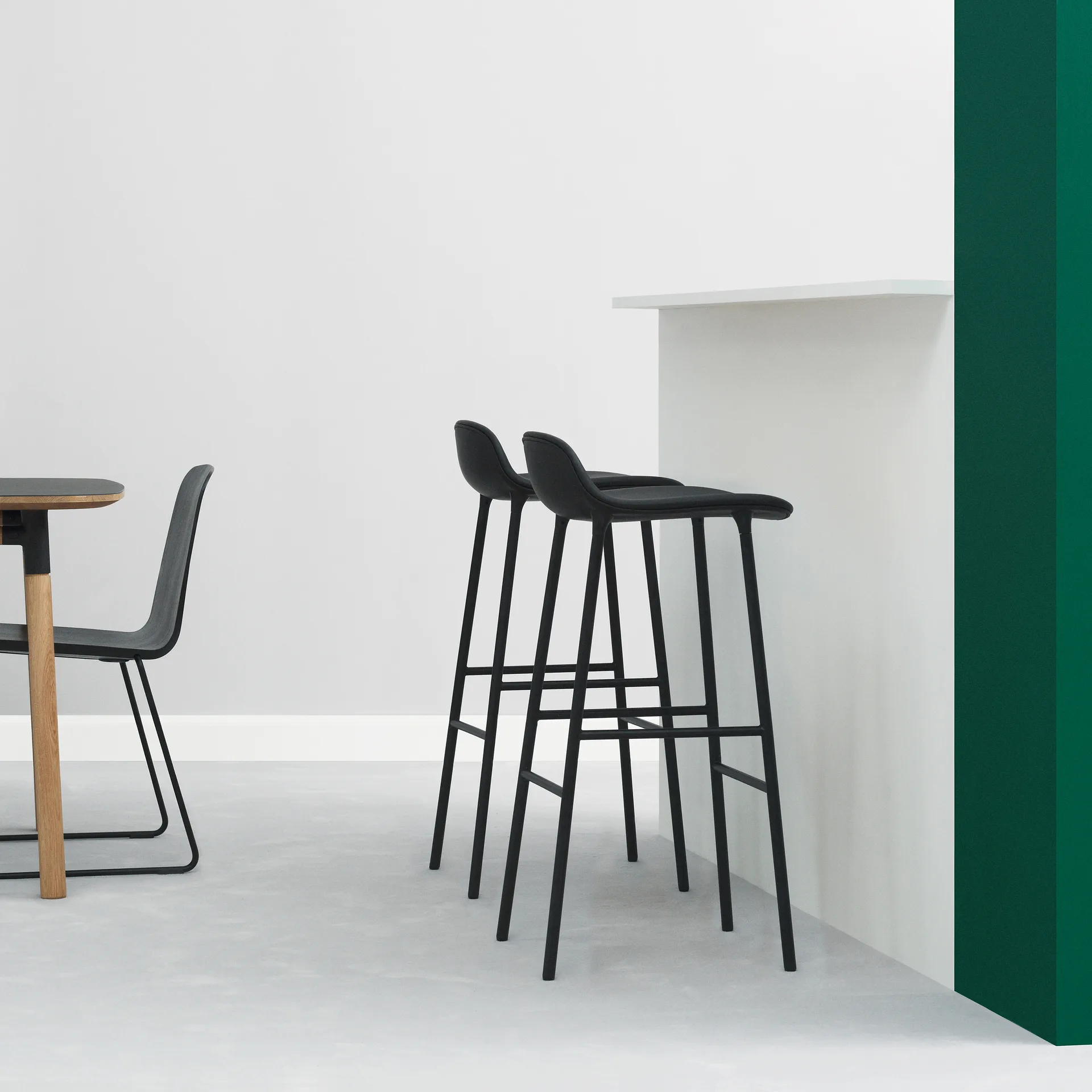 Chaise de bar Form pieds en métal 75 cm, noir Normann Copenhagen