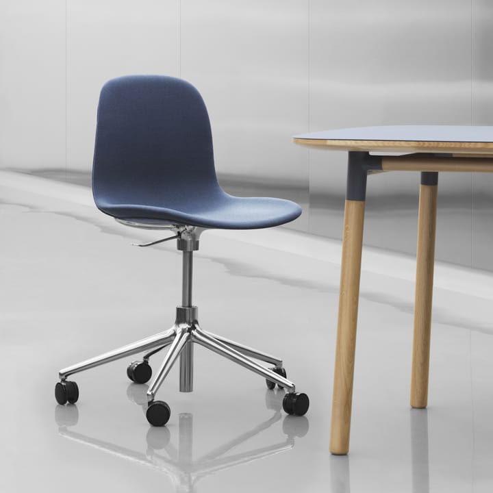 Chaise de bureau Form avec base pivotante, fauteuil de bureau 5W - bleu, aluminium noir, roulettes - Normann Copenhagen