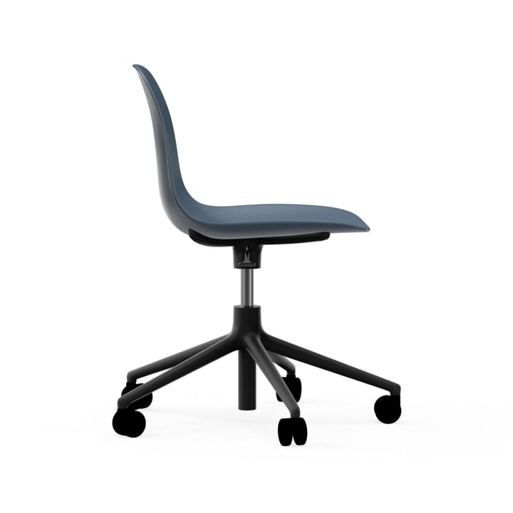 Chaise de bureau Form avec base pivotante, fauteuil de bureau 5W - bleu, aluminium noir, roulettes - Normann Copenhagen
