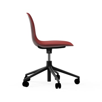 Chaise de bureau Form avec base pivotante, fauteuil de bureau 5W - rouge, aluminium noir, roulettes - Normann Copenhagen