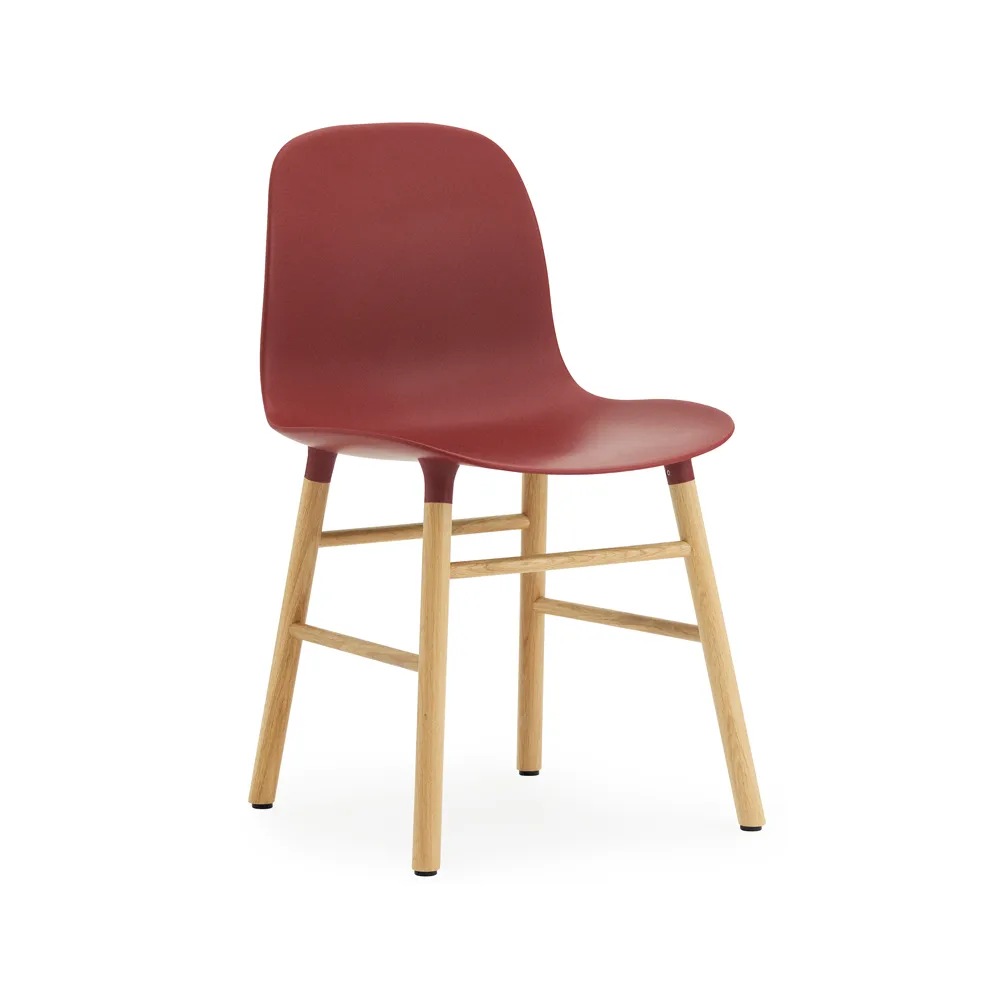 Chaise Form, red, pieds en chêne Normann Copenhagen
