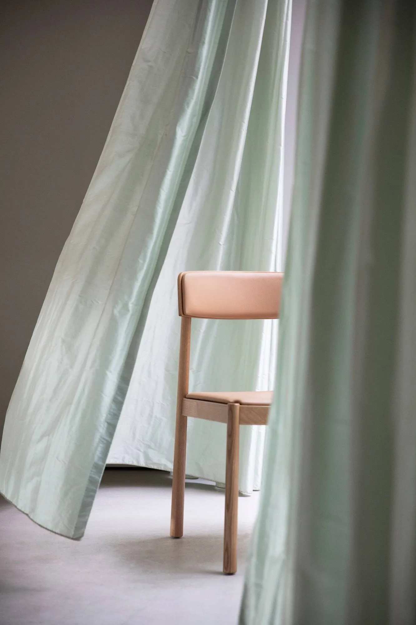 Chaise Timb avec coussin, Tan/ Ultra Leather - Camel Normann Copenhagen