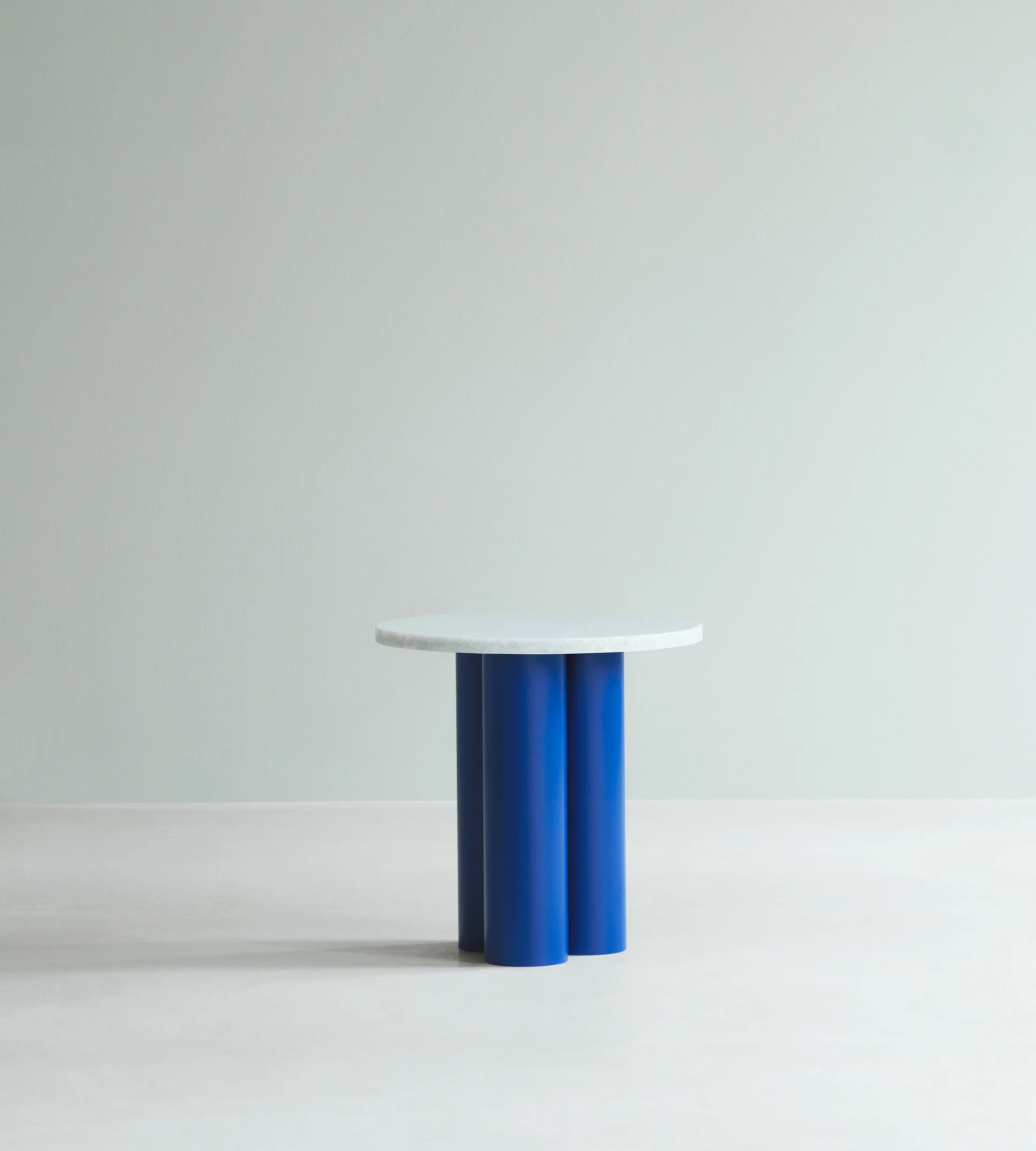 Dit table d'appoint Ø40 cm, Blanc Carrara-bleu clair Normann Copenhagen