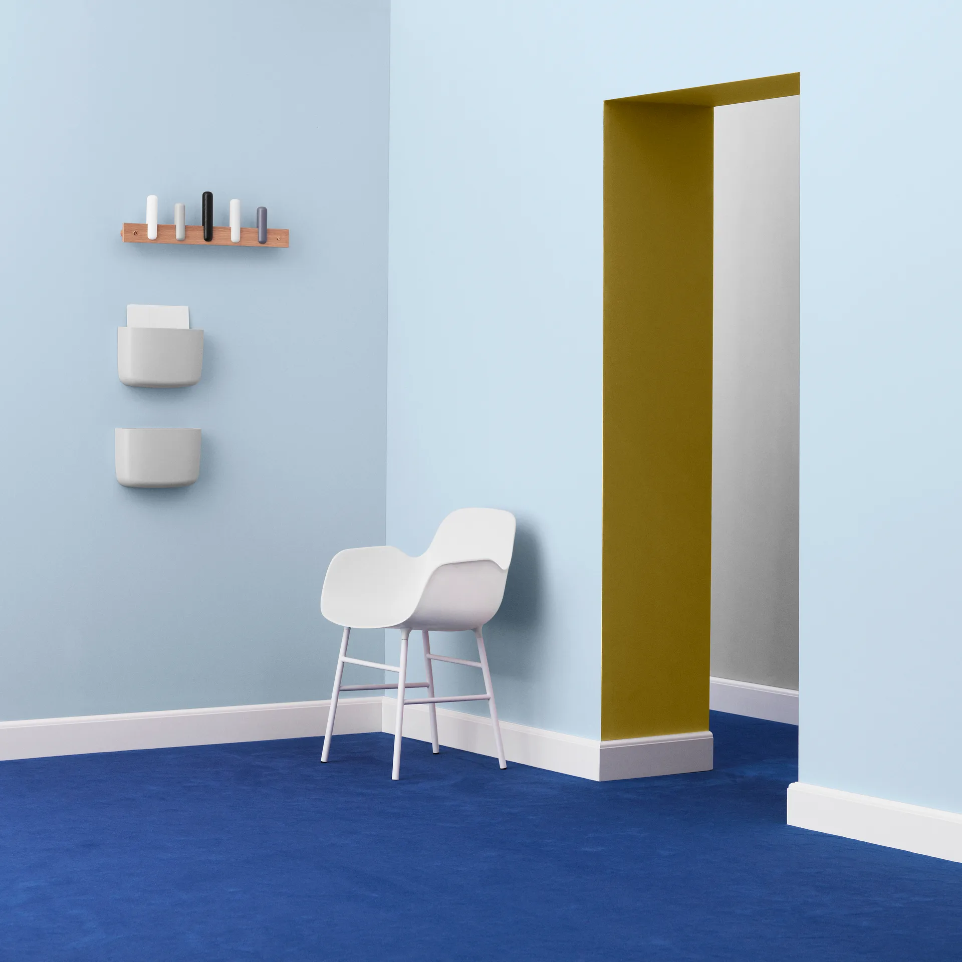 Fauteuil Form pieds en métal, Blanc Normann Copenhagen