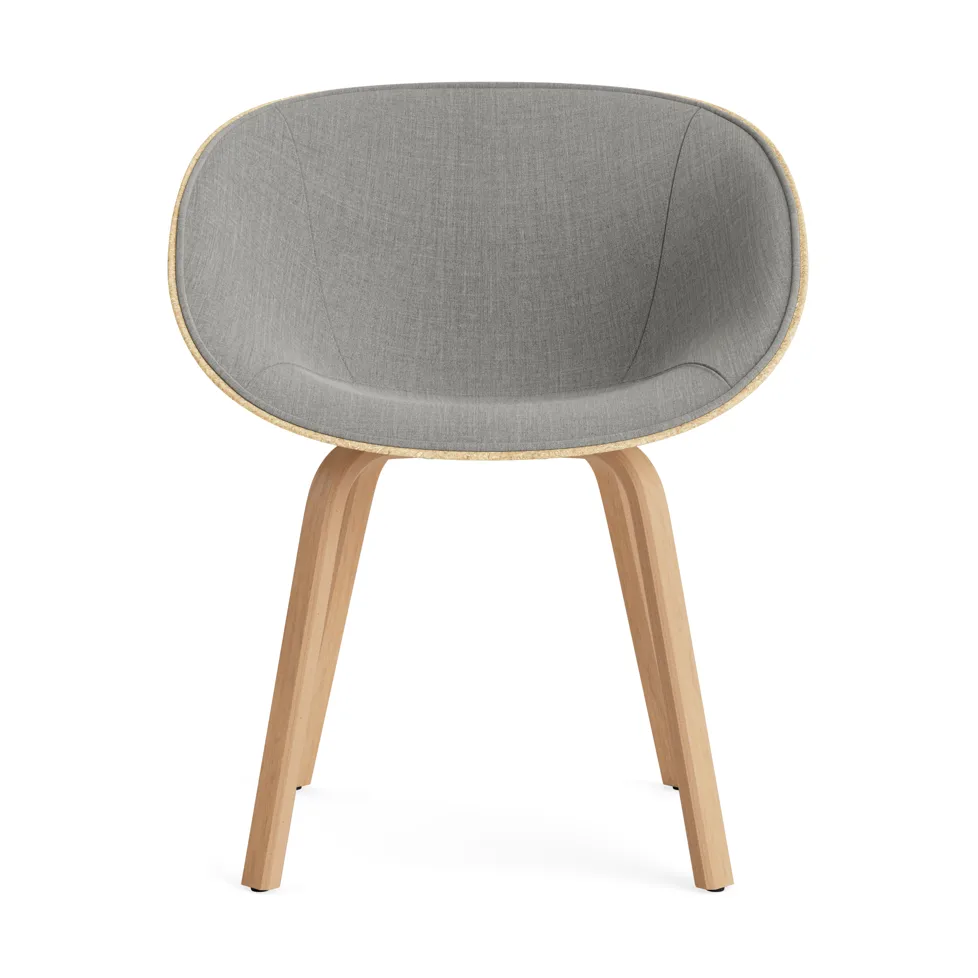Fauteuil Mat Armchair avec accoudoirs habillé sur le devant, Remix 133-hemp-beech Normann Copenhagen