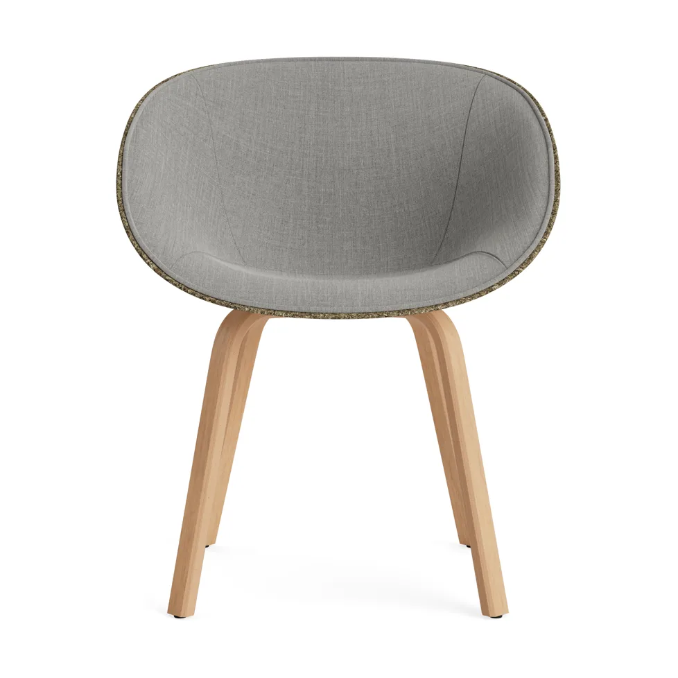 Fauteuil Mat Armchair avec accoudoirs habillé sur le devant, Remix 133-seaweed-beech Normann Copenhagen