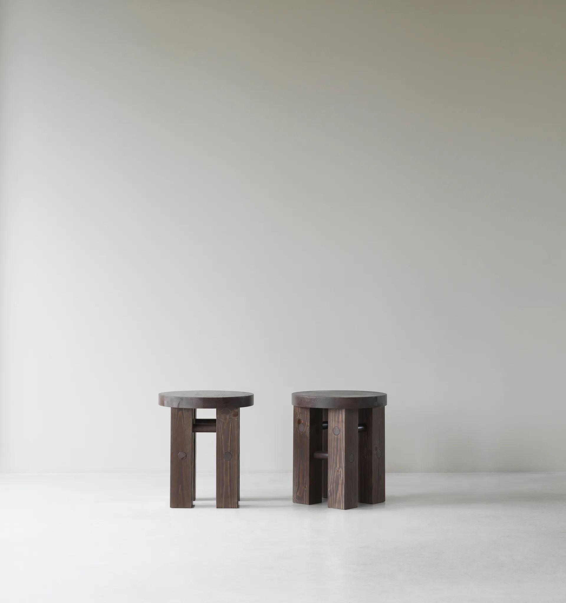 Fyr tabouret rond 45 cm, Dark brown, Ø40x45 cm Normann Copenhagen