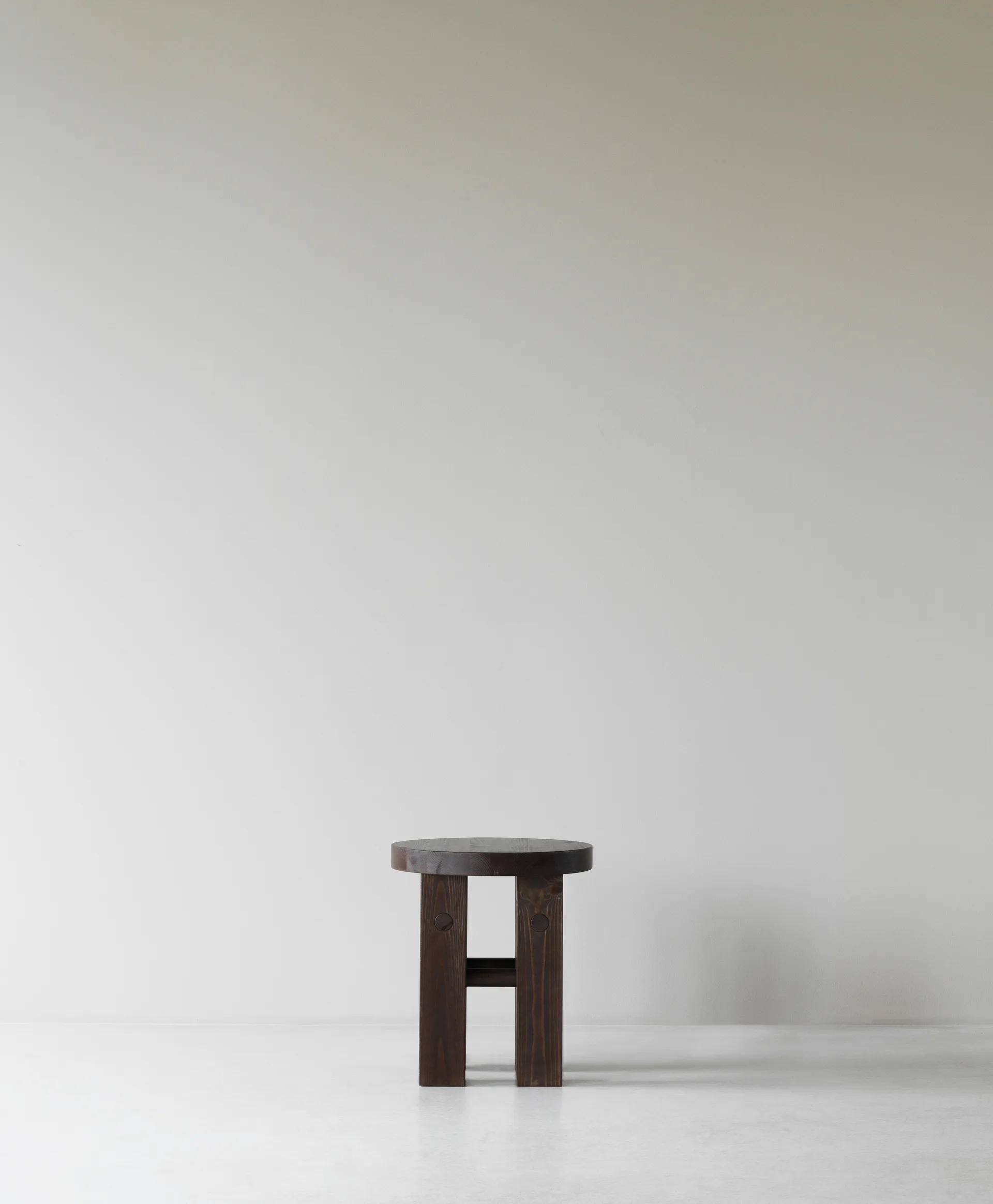 Fyr tabouret rond 45 cm, Dark brown, Ø40x45 cm Normann Copenhagen