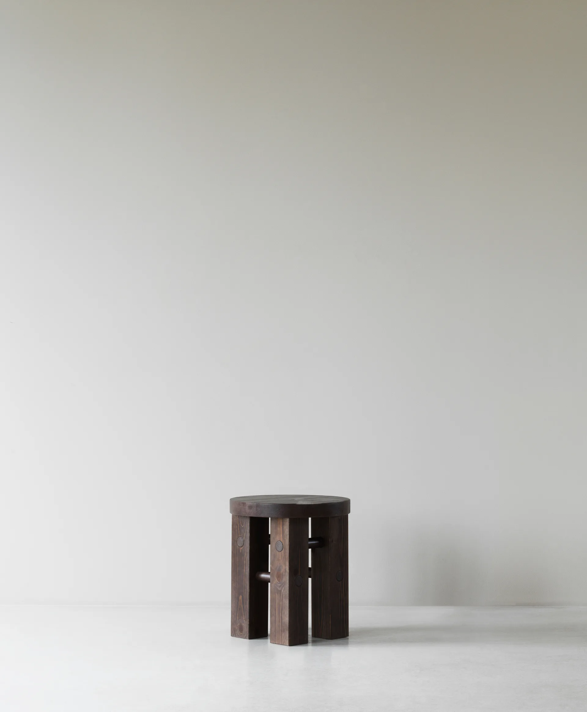 Fyr tabouret rond 45 cm, Dark brown, Ø40x45 cm Normann Copenhagen