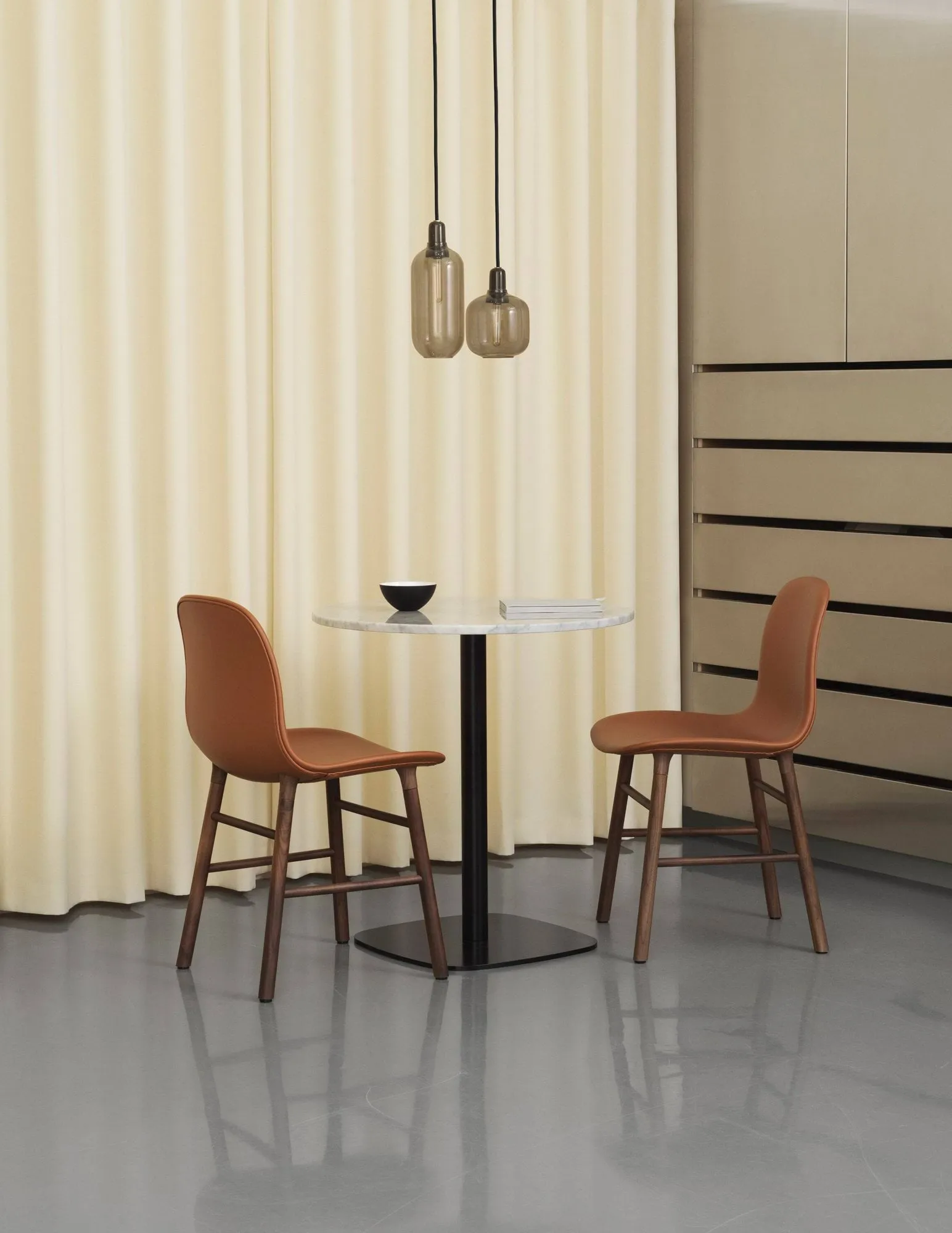 Lampe Amp grande, gris-noir Normann Copenhagen