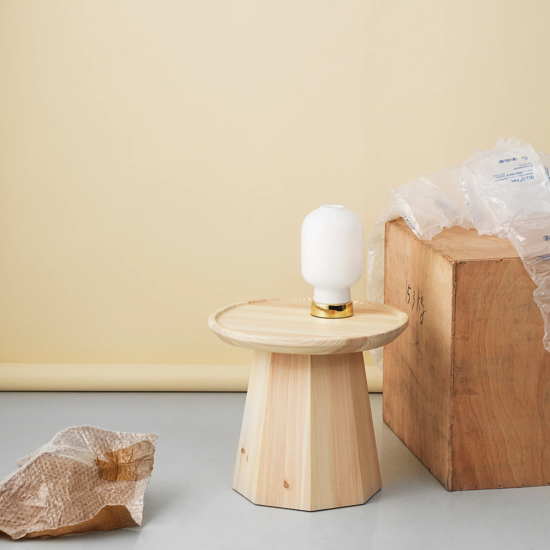 Lampe de table Amp, Blanc-laiton Normann Copenhagen