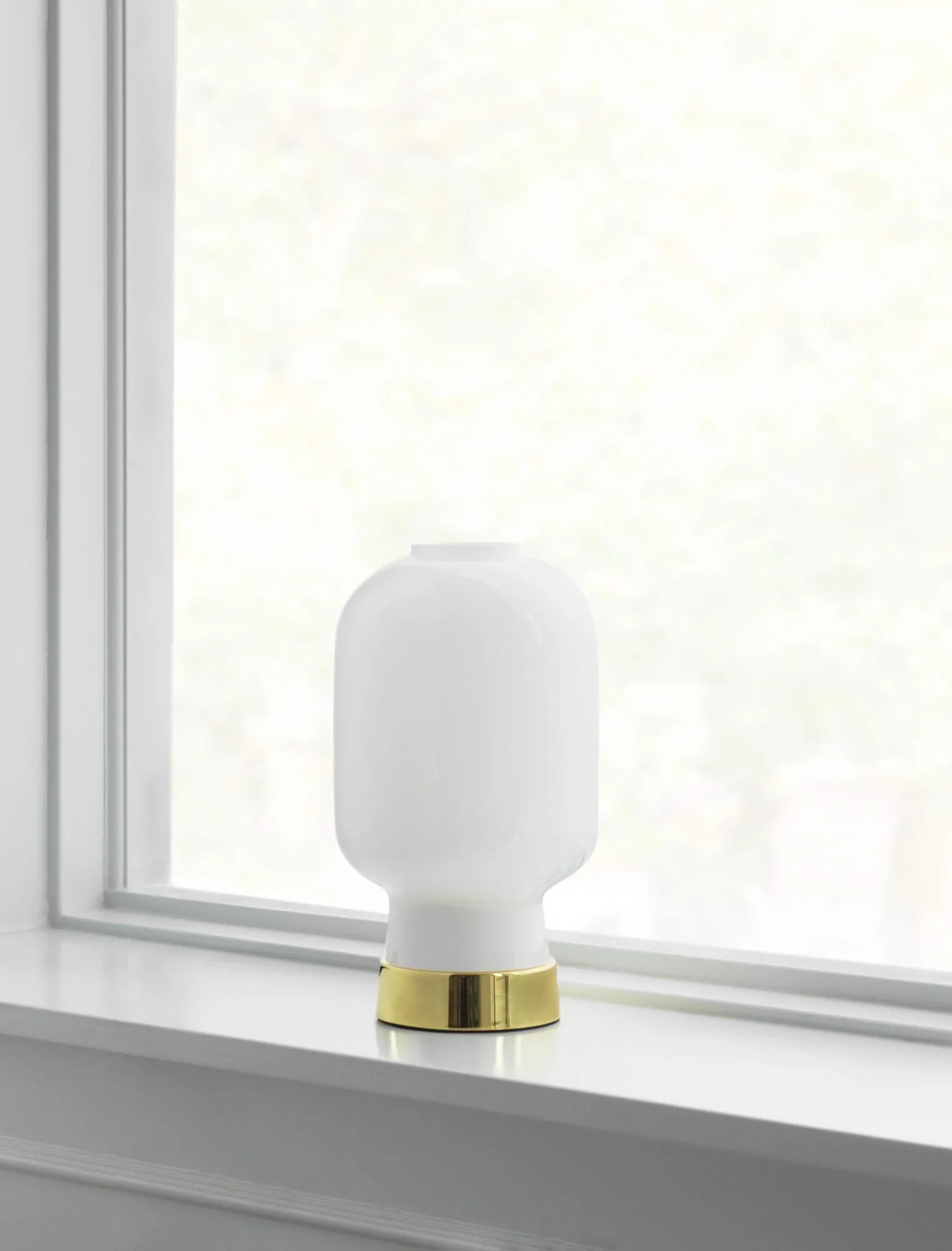 Lampe de table Amp, Blanc-laiton Normann Copenhagen