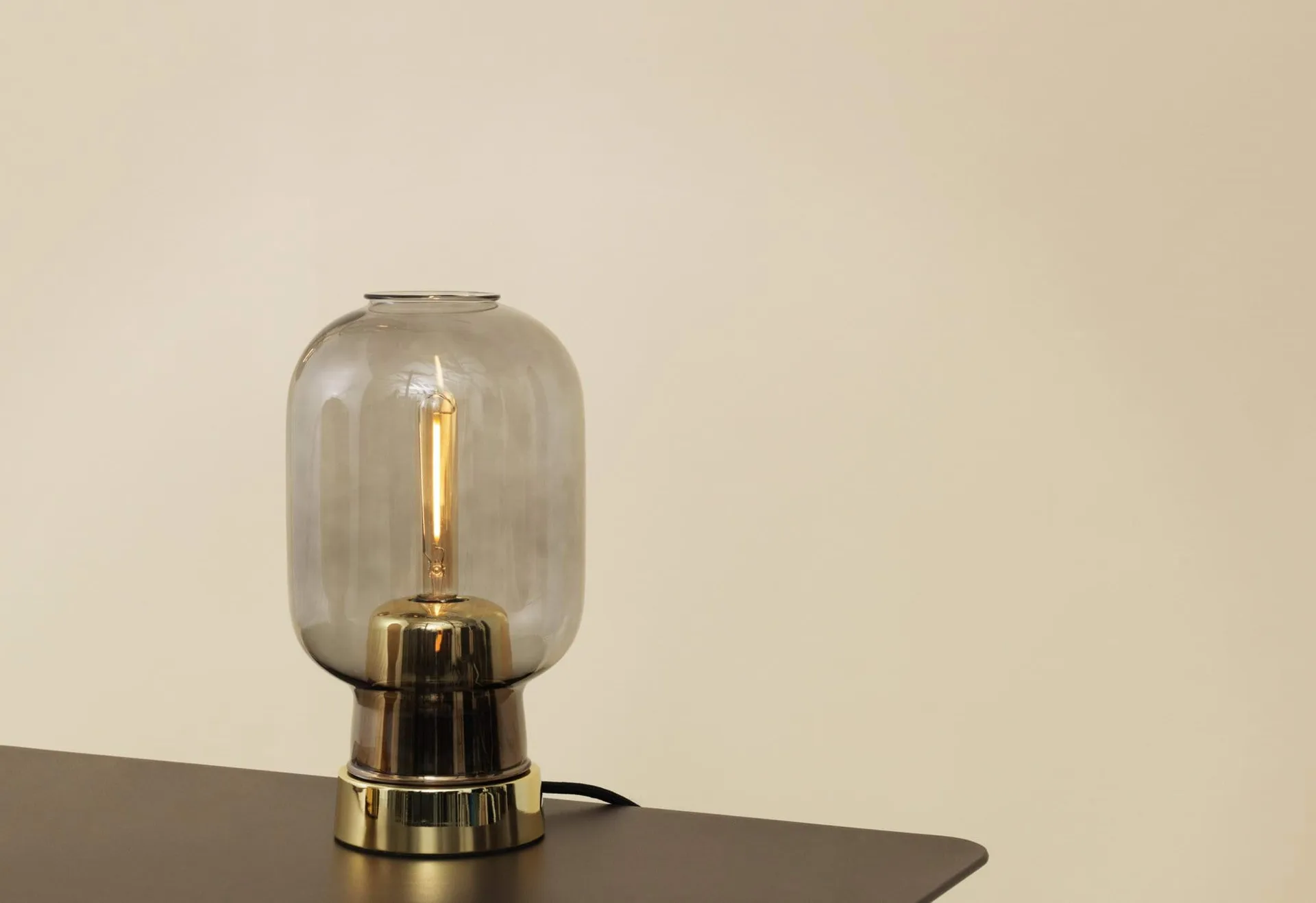 Lampe de table Amp, gris-laiton Normann Copenhagen