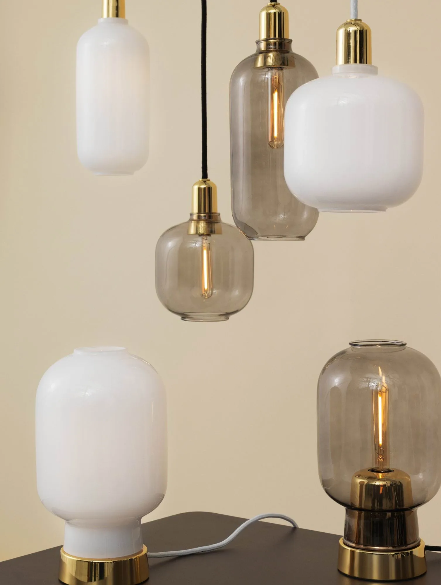 Lampe de table Amp, gris-laiton Normann Copenhagen